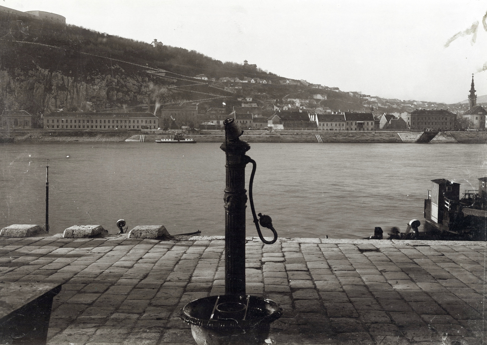 Magyarország, Budapest V.,Budapest I., a pesti alsó rakpart a Tabán felé nézve. Balra a Rudas fürdő épülete, jobbra a Szerb templom. A felvétel 1890 körül készült. A kép forrását kérjük így adja meg: Fortepan / Budapest Főváros Levéltára. Levéltári jelzet: HU.BFL.XV.19.d.1.08.098, 1900, Budapest Főváros Levéltára / Klösz György fényképei, Klösz György, Budapest, kockakő, rakpart, nyomóskút, Fortepan #82623