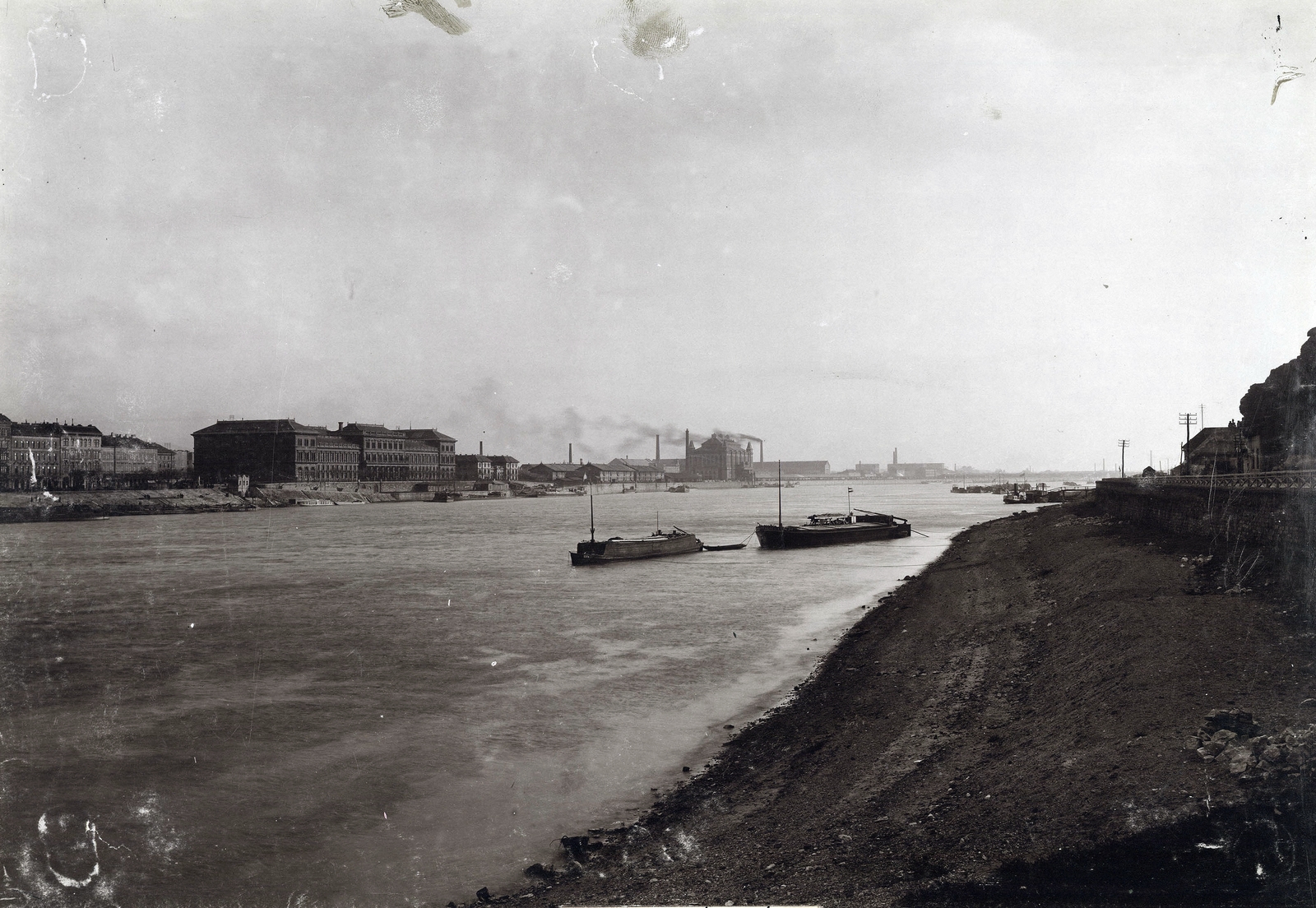 Hungary, Budapest I.,Budapest IX., budai Duna-part a Gellért rakpartnál a Fővámpalota és az Elevátor-ház felé nézve. A felvétel 1890-1894 között készült. A kép forrását kérjük így adja meg: Fortepan / Budapest Főváros Levéltára. Levéltári jelzet: HU.BFL.XV.19.d.1.08.101, 1900, Budapest Főváros Levéltára / Klösz György fényképei, Klösz György, Danube, warehouse, Budapest, grain elevator, Christian Ulrich-design, Fortepan #82626