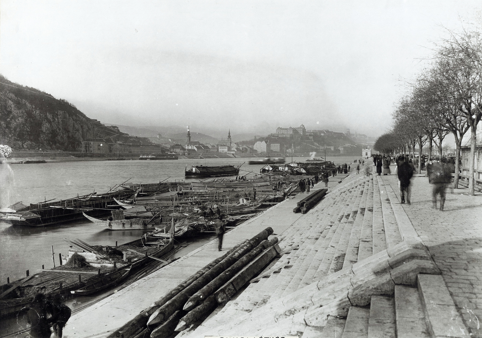 Hungary, Budapest IX., a pesti alsó rakpart a Fővám térnél a Tabán és a budai Vár felé nézve. A felvétel 1893 körül készült. A kép forrását kérjük így adja meg: Fortepan / Budapest Főváros Levéltára. Levéltári jelzet: HU.BFL.XV.19.d.1.08.102, 1900, Budapest Főváros Levéltára / Klösz György fényképei, Klösz György, ship, wharf, Danube, Budapest, Fortepan #82627