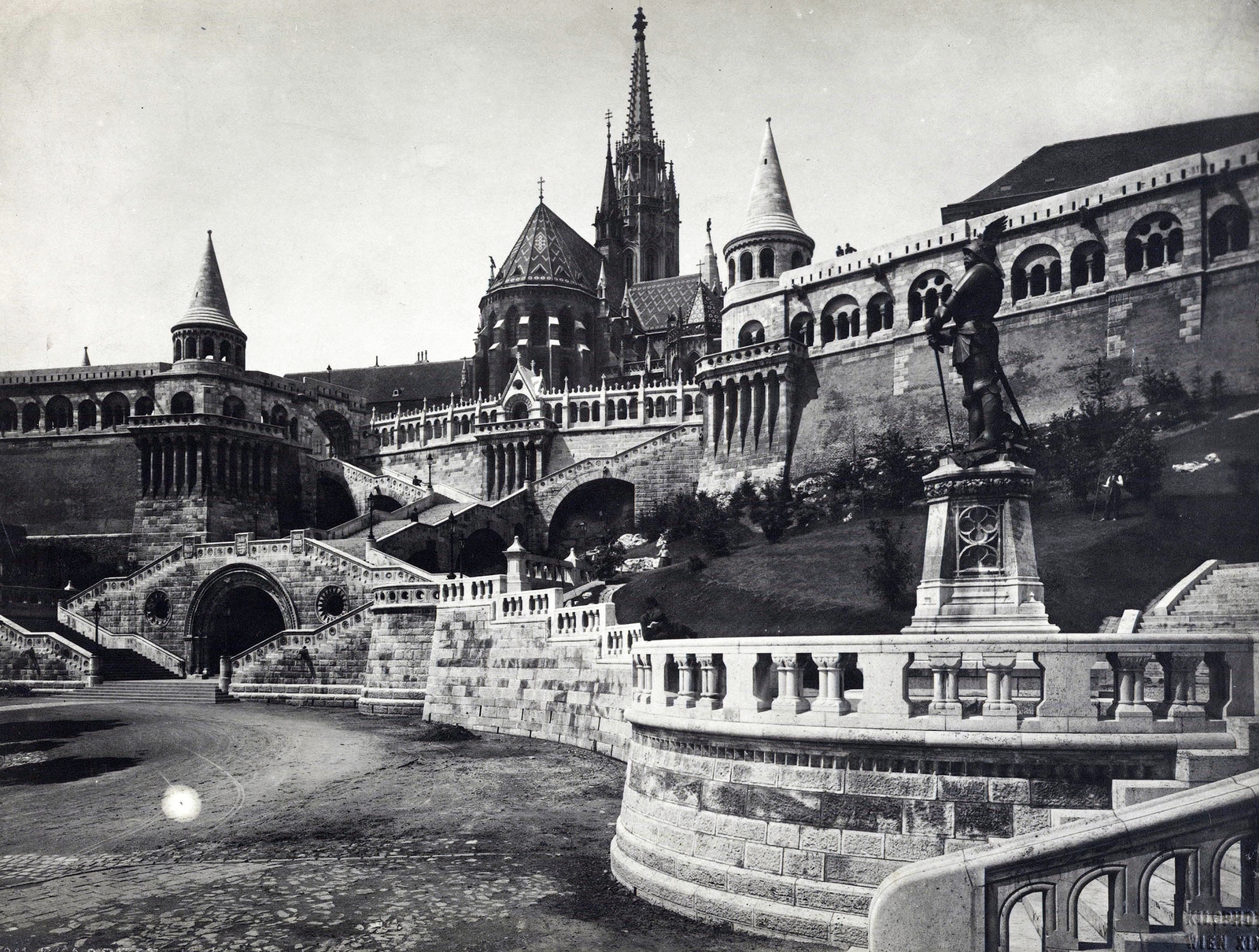 Hungary, Budapest I., Halászbástya és a Schulek lépcső a Hunyadi János (Albrecht) útról nézve. Jobbra Hunyadi János szobra, háttérben a Mátyás-templom. A kép forrását kérjük így adja meg: Fortepan / Budapest Főváros Levéltára. Levéltári jelzet: HU.BFL.XV.19.d.1.08.105, 1905, Budapest Főváros Levéltára / Klösz György fényképei, Klösz György, Budapest, János Hunyadi-portrayal, church, tower, tower, Fortepan #82630