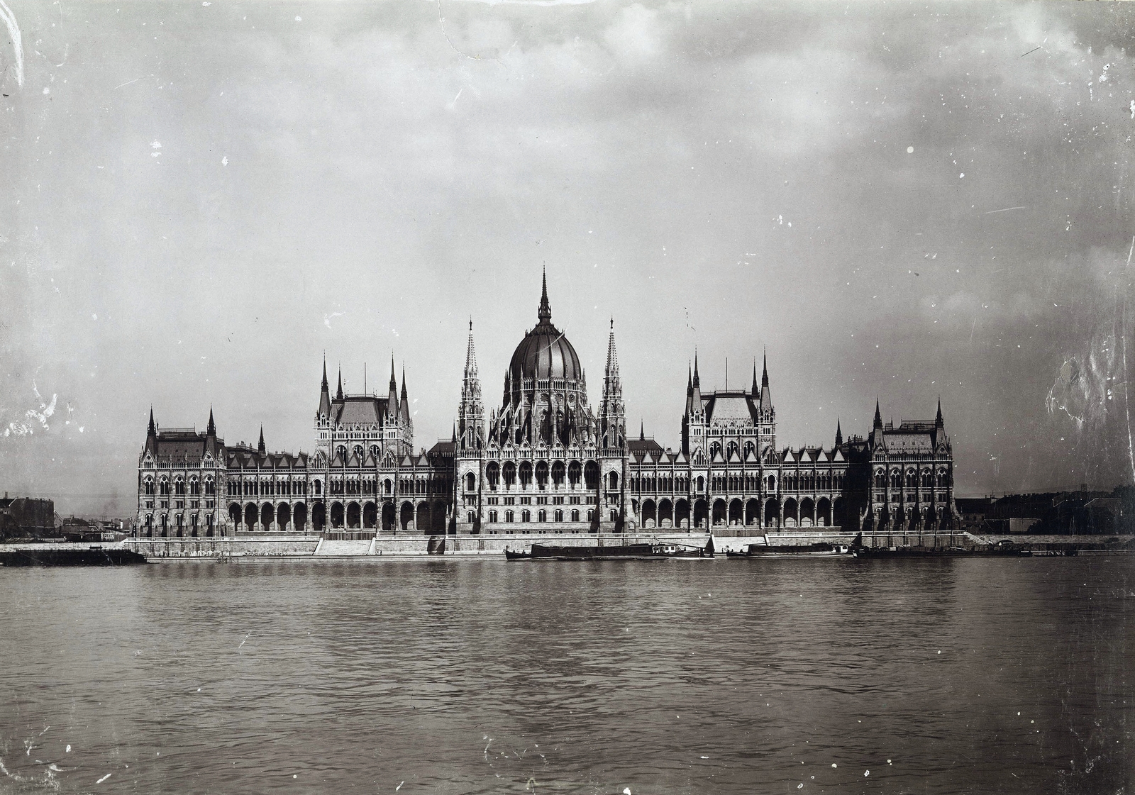 Hungary, Budapest V., Parlament a Bem (Margit) rakpartról nézve. A felvétel 1896 körül készült. A kép forrását kérjük így adja meg: Fortepan / Budapest Főváros Levéltára. Levéltári jelzet: HU.BFL.XV.19.d.1.08.109, 1900, Budapest Főváros Levéltára / Klösz György fényképei, Klösz György, Imre Steindl-design, parliament, Neo-Gothic-style, eclectic architecture, Budapest, Fortepan #82634