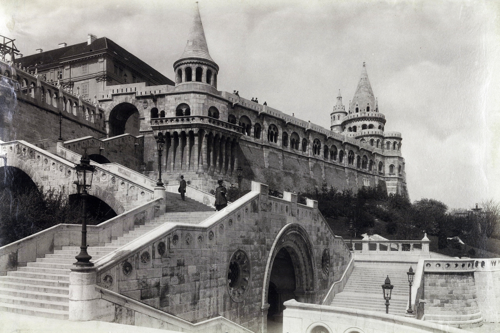 Magyarország, budai Vár,Halászbástya, Budapest I., Schulek lépcső, balra fent az egykori jezsuita kollégium, ma a Hilton szálló van a helyén. A felvétel 1902 után készült. A kép forrását kérjük így adja meg: Fortepan / Budapest Főváros Levéltára. Levéltári jelzet: HU.BFL.XV.19.d.1.08.122, 1903, Budapest Főváros Levéltára / Klösz György fényképei, Klösz György, Schulek Frigyes-terv, Budapest, bástya, lépcső, Fortepan #82647