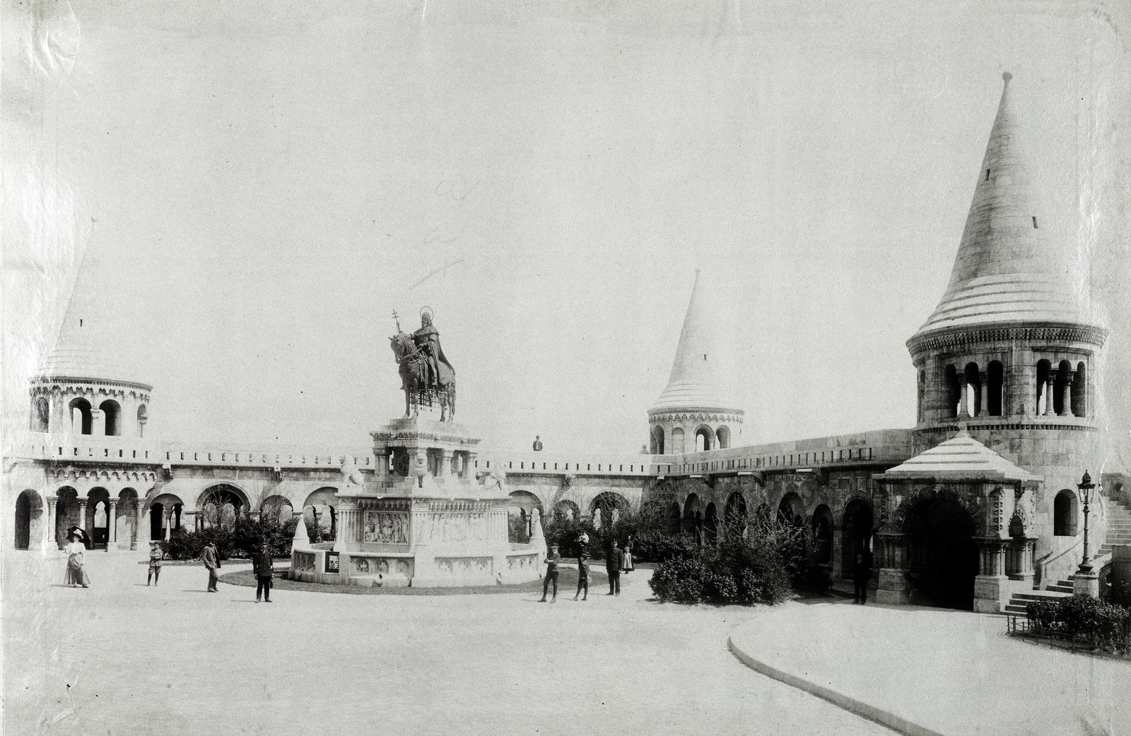 Magyarország, budai Vár, Budapest I., Szentháromság tér, Szent István szobra (Stróbl Alajos, 1906.) a Halászbástyánál. A kép forrását kérjük így adja meg: Fortepan / Budapest Főváros Levéltára. Levéltári jelzet: HU.BFL.XV.19.d.1.08.128, 1906, Budapest Főváros Levéltára / Klösz György fényképei, Klösz György, lovas szobor, Szent István-ábrázolás, Budapest, Fortepan #82653