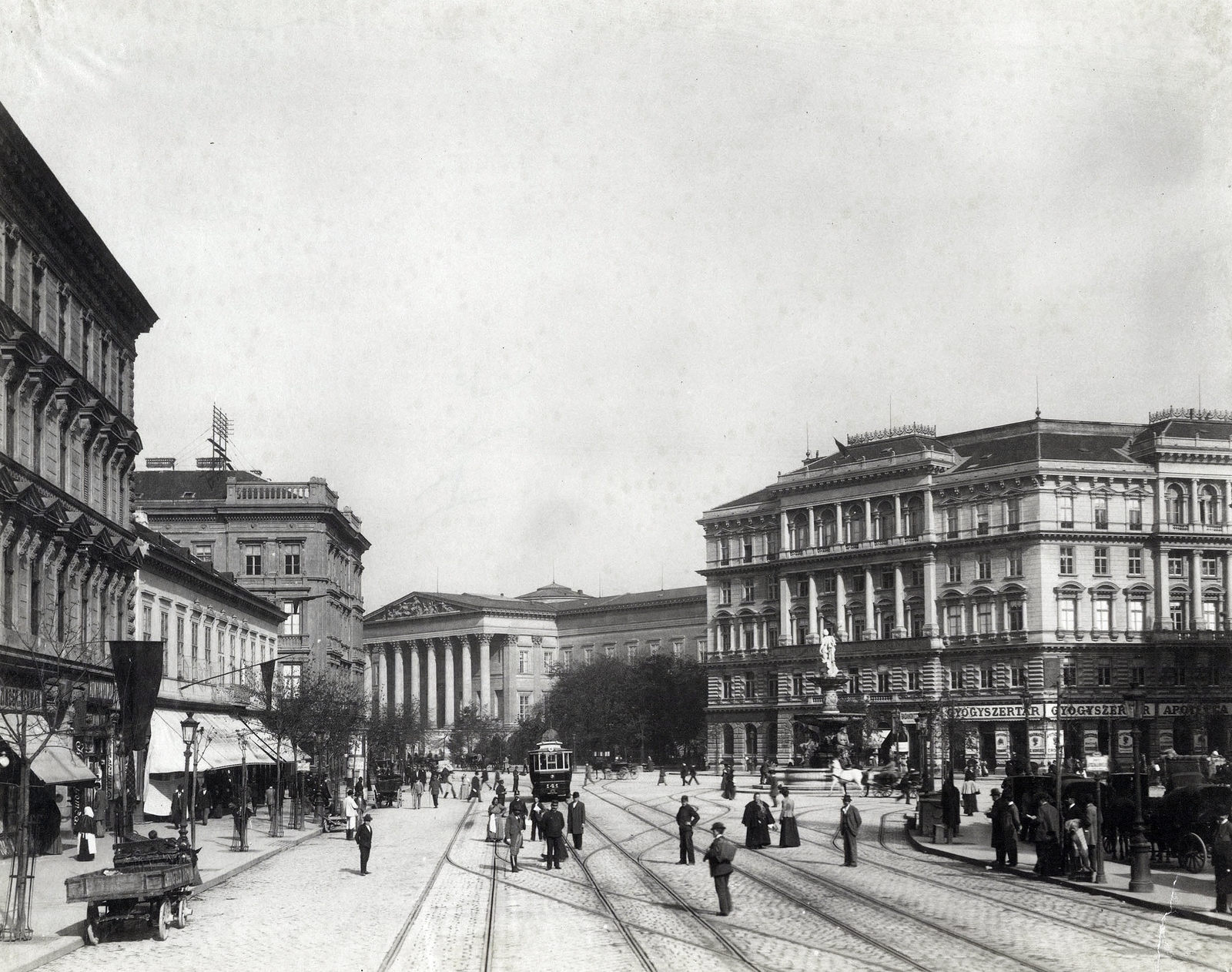 Hungary, Budapest VIII.,Budapest V., Kálvin tér, háttérben a Magyar Nemzeti Múzeum. A felvétel 1897 után készült. A kép forrását kérjük így adja meg: Fortepan / Budapest Főváros Levéltára. Levéltári jelzet: HU.BFL.XV.19.d.1.08.133, 1900, Budapest Főváros Levéltára / Klösz György fényképei, Klösz György, tram, museum, Budapest, Fortepan #82658