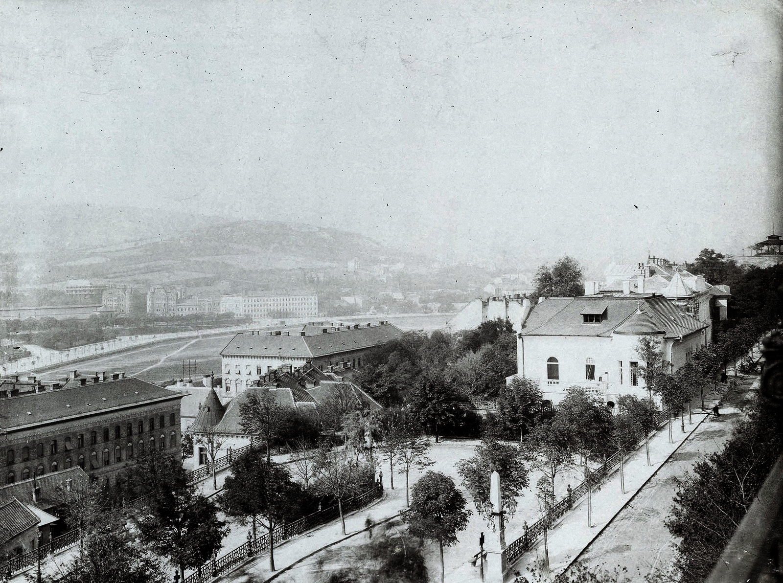 Hungary, Budapest I., a Palota út és a Lovas út a Tóth Árpád (Bástya) sétányról nézve. Háttérben a Vérmező. A kép forrását kérjük így adja meg: Fortepan / Budapest Főváros Levéltára. Levéltári jelzet: HU.BFL.XV.19.d.1.08.136, 1910, Budapest Főváros Levéltára / Klösz György fényképei, Klösz György, Budapest, Fortepan #82661