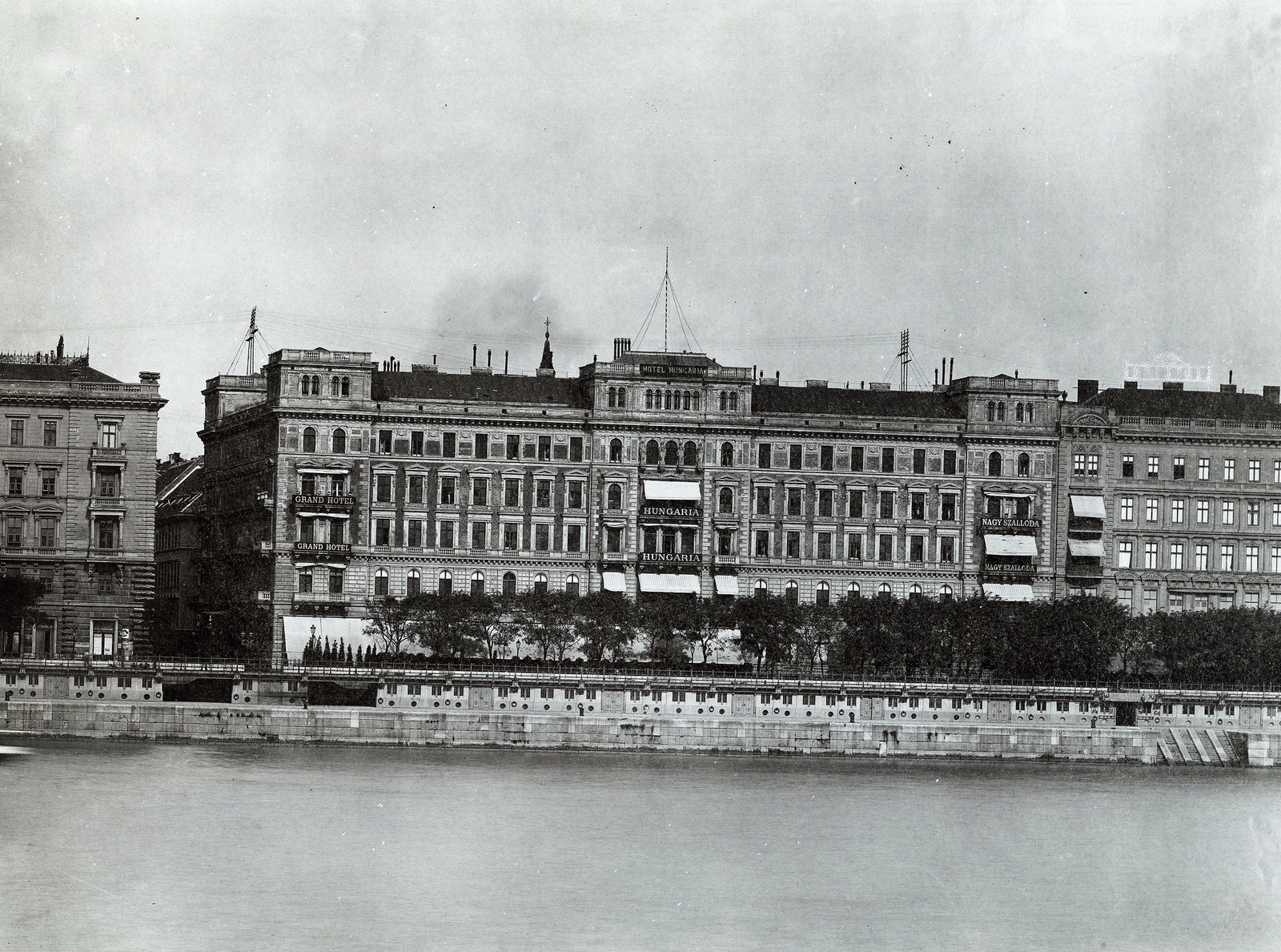 Hungary, Budapest V., pesti Duna-part a folyóról nézve, középen a Hungária Nagyszálló. A kép forrását kérjük így adja meg: Fortepan / Budapest Főváros Levéltára. Levéltári jelzet: HU.BFL.XV.19.d.1.08.137, 1901, Budapest Főváros Levéltára / Klösz György fényképei, Klösz György, hotel, Budapest, Fortepan #82662