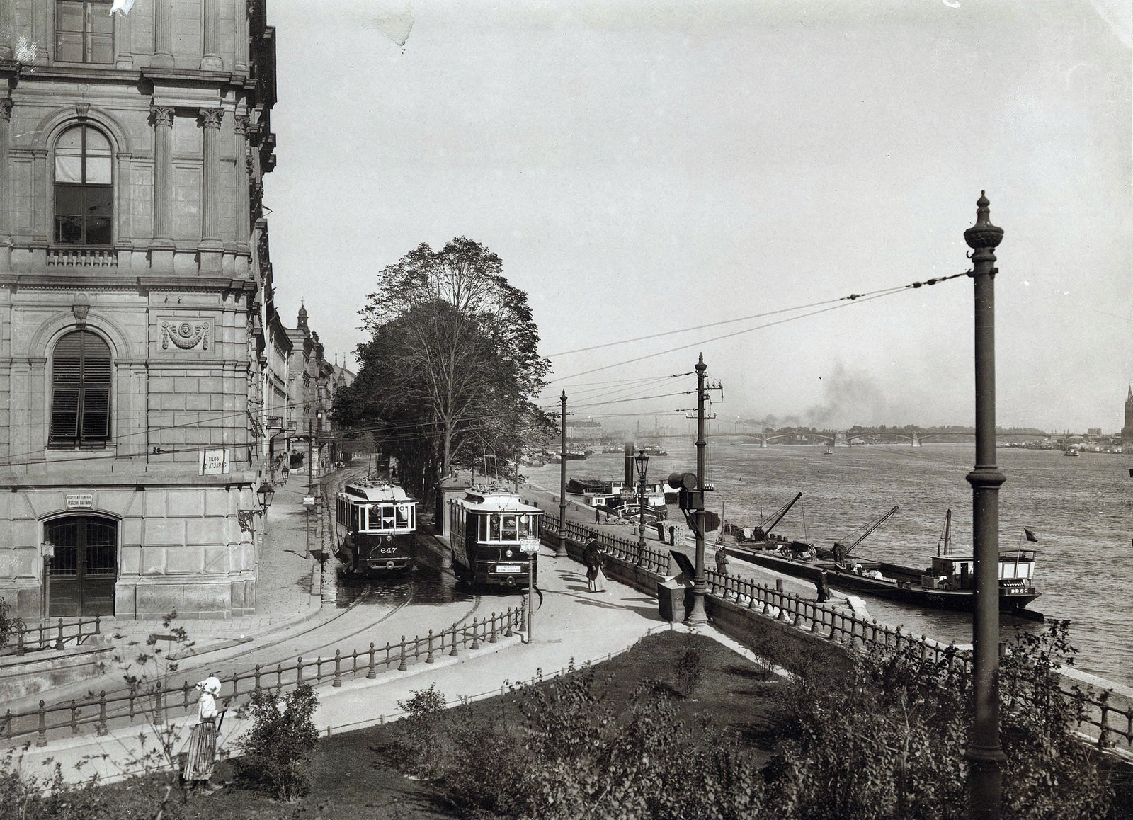 Hungary, Budapest I., Bem (Margit) rakpart a Széchenyi Lánchíd budai hídfőjétől a Margit híd felé nézve. Balra a Lánchíd Palota, a Lánchíd Társulat Ybl Miklós tervezte székháza. A kép forrását kérjük így adja meg: Fortepan / Budapest Főváros Levéltára. Levéltári jelzet: HU.BFL.XV.19.d.1.08.139, 1908, Budapest Főváros Levéltára / Klösz György fényképei, Klösz György, ship, barge, tram, steamboat, Danube, Budapest, Fortepan #82664