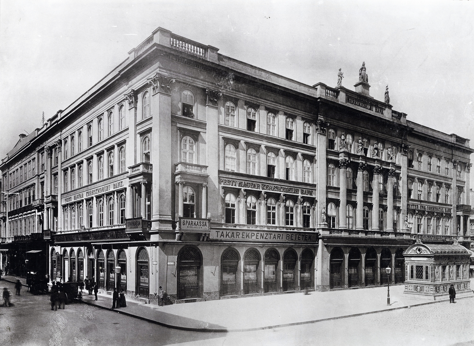 Hungary, Budapest V., Vörösmarty (Gizella) tér, a Pesti Magyar Kereskedelmi Bank székháza (Gerbeaud-ház). A felvétel 1896 után készült. A kép forrását kérjük így adja meg: Fortepan / Budapest Főváros Levéltára. Levéltári jelzet: HU.BFL.XV.19.d.1.08.144, 1900, Budapest Főváros Levéltára / Klösz György fényképei, Klösz György, József Hild-design, Budapest, Fortepan #82669
