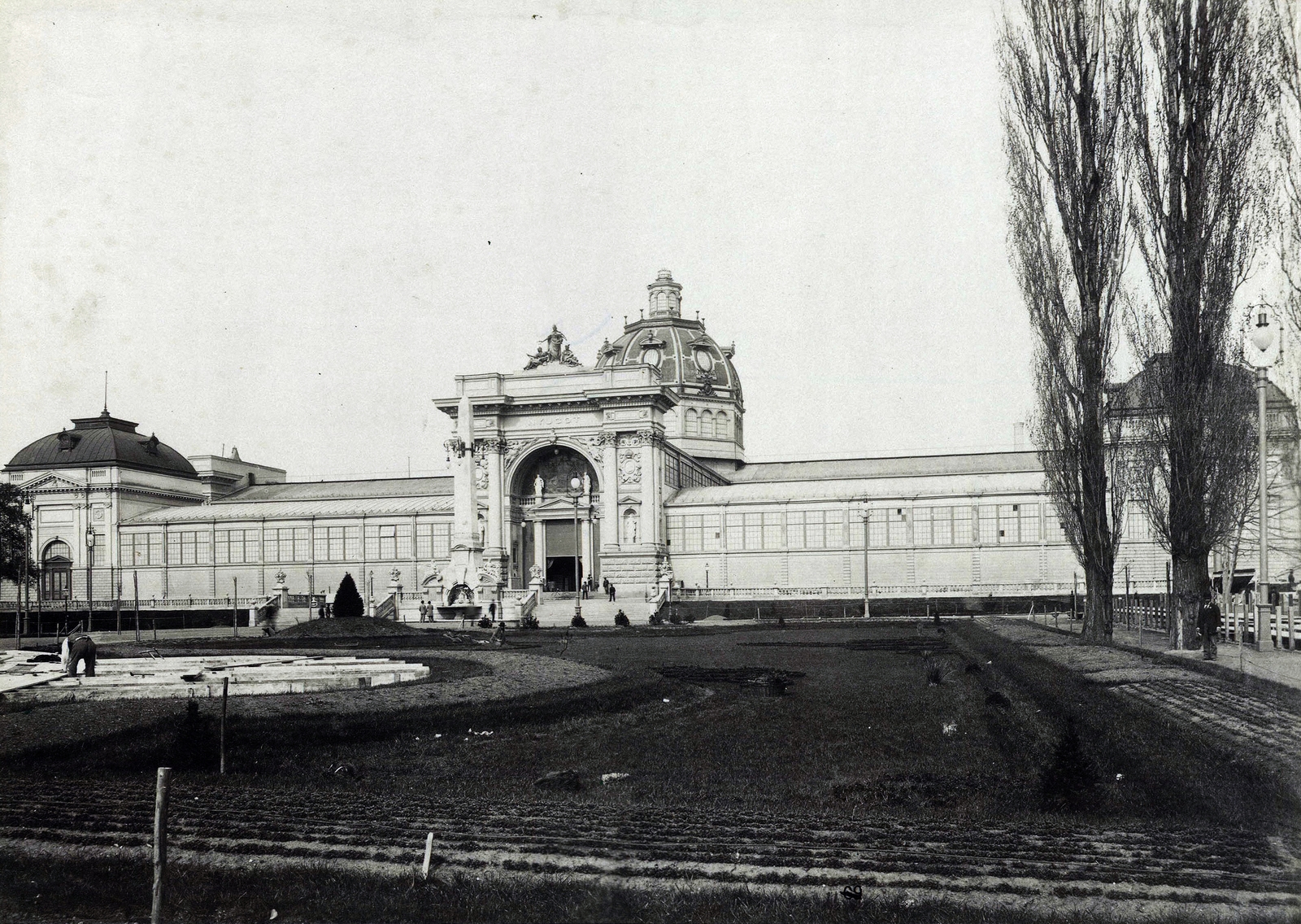 Hungary, Budapest XIV., az Iparcsarnok épülete (eredetileg az 1885-ös Országos Általános Kiállítás csarnoka) az előtte lévő parkkal. A felvétel 1890 után készült. A kép forrását kérjük így adja meg: Fortepan / Budapest Főváros Levéltára. Levéltári jelzet: HU.BFL.XV, 1900, Budapest Főváros Levéltára / Klösz György fényképei, Klösz György, Budapest, Millennium Exhibition, Christian Ulrich-design, Fortepan #82674