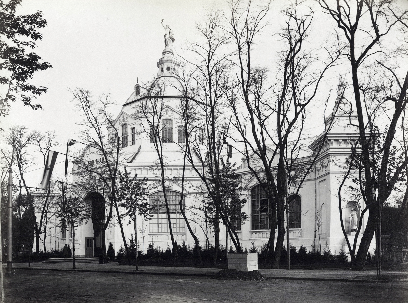 Hungary, Budapest XIV., Millenniumi kiállítás: a Cukoripar csarnoka, tervezte Quittner Zsigmond. A felvétel 1896-ban készült. A kép forrását kérjük így adja meg: Fortepan / Budapest Főváros Levéltára. Levéltári jelzet: HU.BFL.XV.19.d.1.09.007, 1900, Budapest Főváros Levéltára / Klösz György fényképei, Klösz György, Budapest, Millennium Exhibition, Fortepan #82681