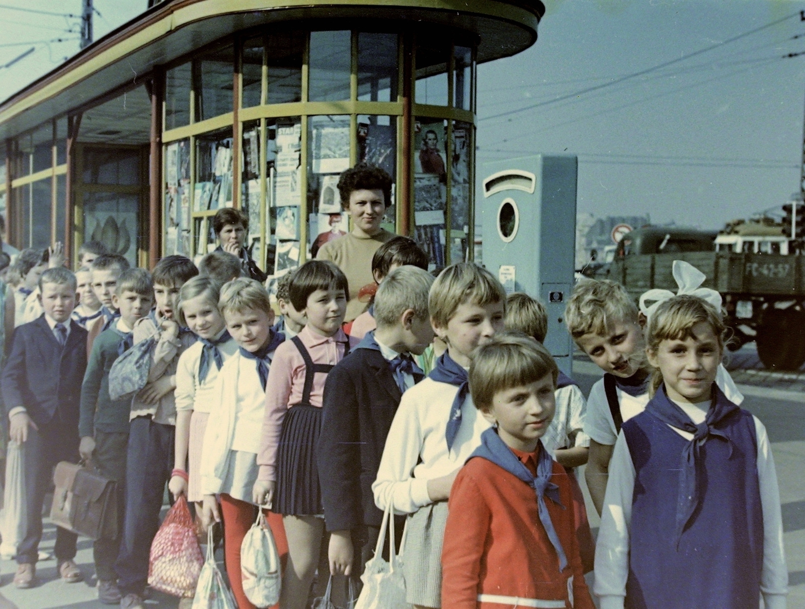 Hungary, Budapest XI., Gellért téri villamosmegálló., 1963, Fortepan, colorful, newspaper, Little drummer, tram stop, Budapest, Fortepan #8269