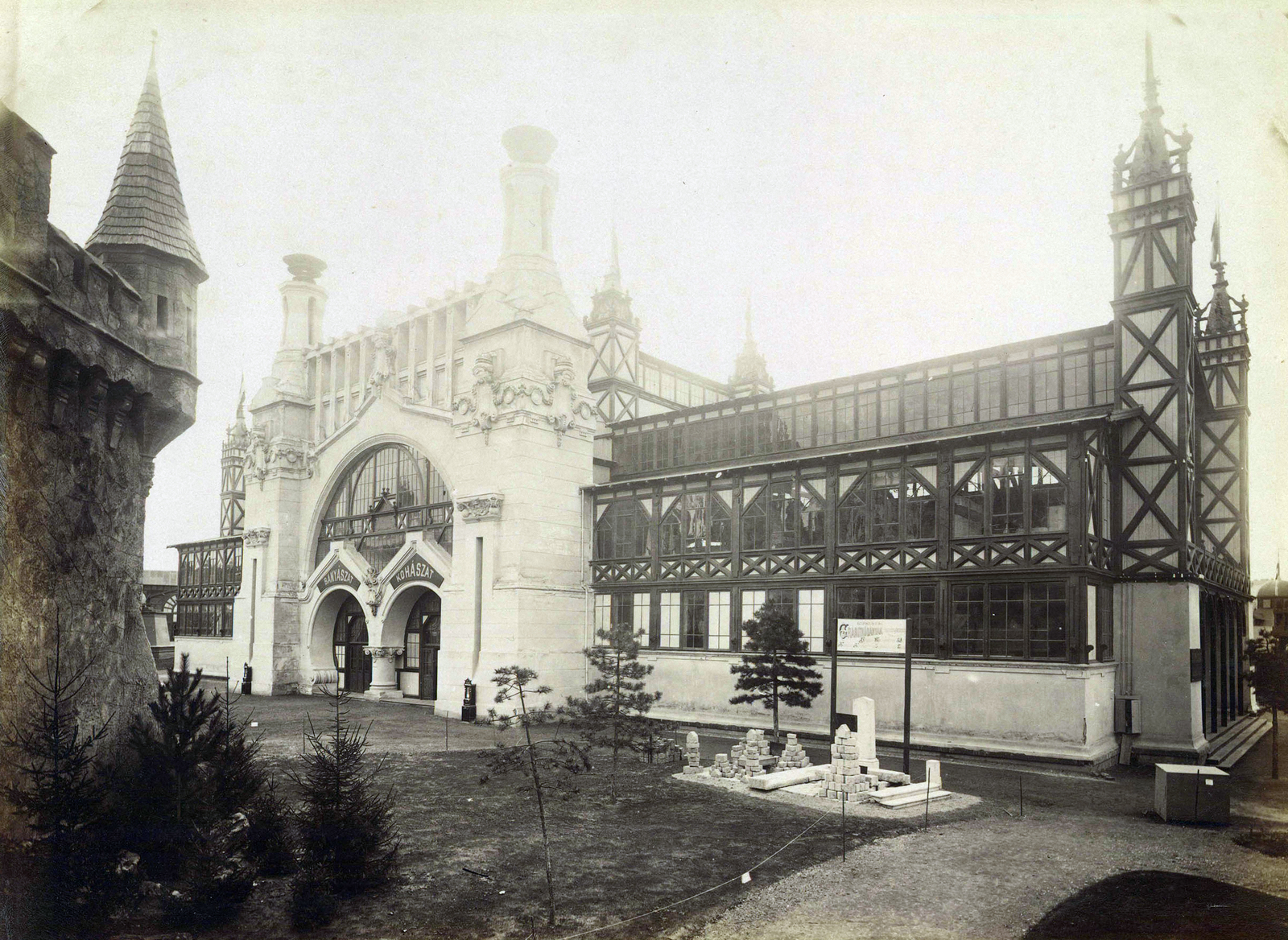 Hungary, Budapest XIV., "Millenniumi kiállítás: A Magyar Általános Kőszénbányák Rt. pavilonja. A felvétel 1896-ban készült." A kép forrását kérjük így adja meg: Fortepan / Budapest Főváros Levéltára. Levéltári jelzet: HU.BFL.XV.19.d.1.09.016, 1900, Budapest Főváros Levéltára / Klösz György fényképei, Klösz György, Budapest, Millennium Exhibition, Fortepan #82690