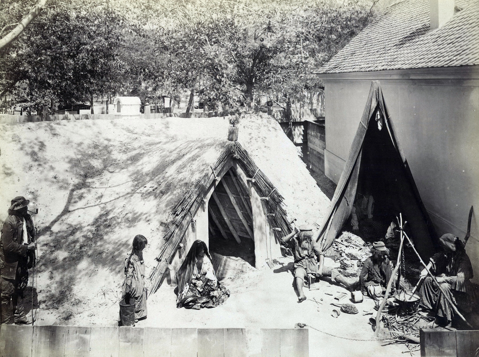 Hungary, Budapest XIV., "Millenniumi kiállítás: Vándorcigányok sátra a Millenniumi kiállításon. A felvétel 1896-ban készült." A kép forrását kérjük így adja meg: Fortepan / Budapest Főváros Levéltára. Levéltári jelzet: HU.BFL.XV.19.d.1.09.024, 1900, Budapest Főváros Levéltára / Klösz György fényképei, Klösz György, tent, gypsy, Budapest, Millennium Exhibition, Fortepan #82698