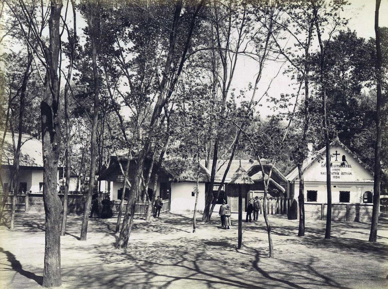 Hungary, Budapest XIV., "Millenniumi kiállítás: Falu a Millenniumi kiállításon. A felvétel 1896-ban készült." A kép forrását kérjük így adja meg: Fortepan / Budapest Főváros Levéltára. Levéltári jelzet: HU.BFL.XV.19.d.1.09.027, 1900, Budapest Főváros Levéltára / Klösz György fényképei, Klösz György, village, Budapest, Millennium Exhibition, vernacular architecture, farmhouse, thatch roof, Fortepan #82701