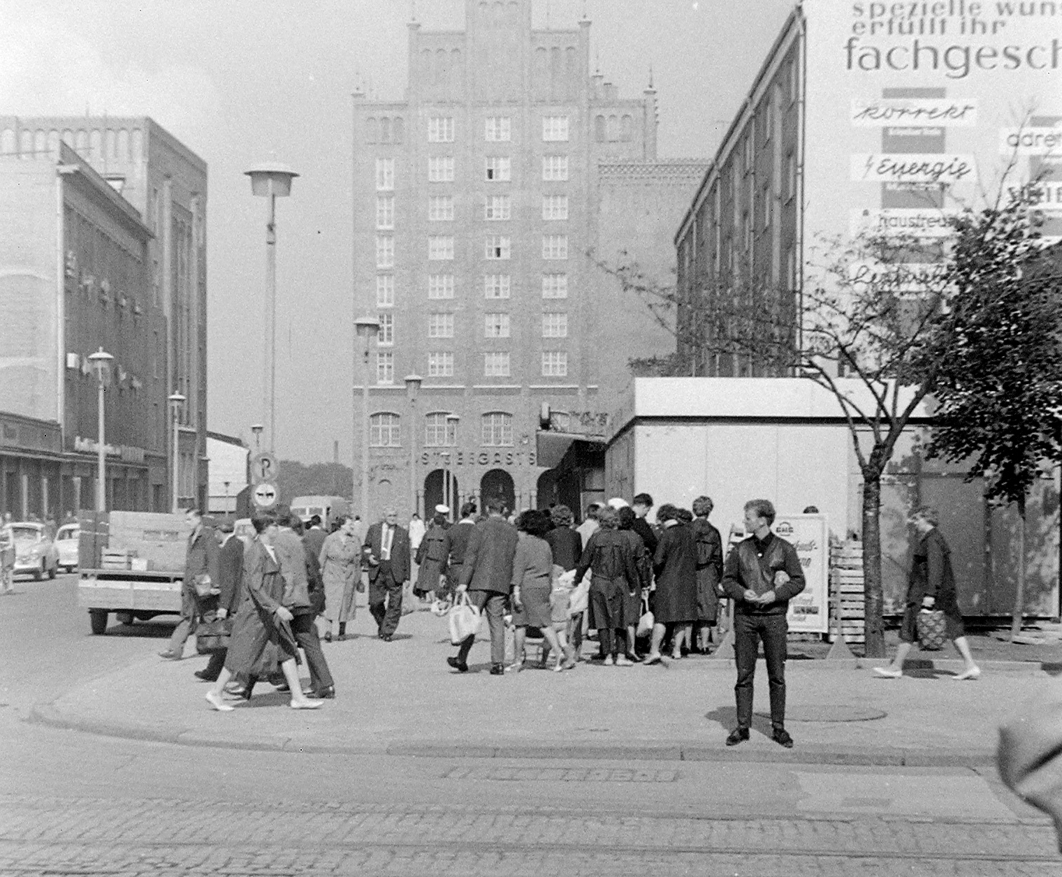 Németország, Rostock, Breite Strasse - Kröpeliner Strasse kereszteződése., 1965, Fortepan, reklám, járókelő, utcakép, életkép, NDK, lámpaoszlop, Fortepan #8275