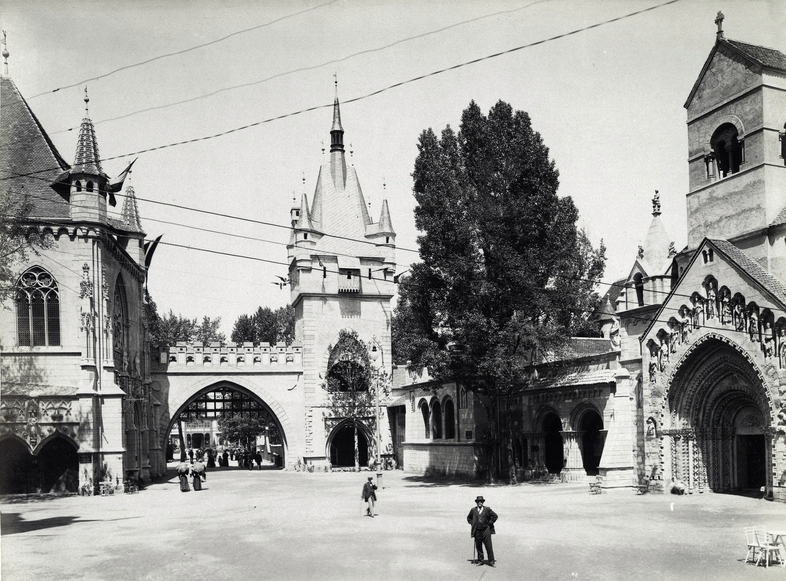 Hungary, Budapest XIV., "Millenniumi kiállítás: A Román stílusú épületcsoport. A felvétel 1896-ban készült." A kép forrását kérjük így adja meg: Fortepan / Budapest Főváros Levéltára. Levéltári jelzet: HU.BFL.XV.19.d.1.09.093, 1900, Budapest Főváros Levéltára / Klösz György fényképei, Klösz György, gate, portal, Budapest, Millennium Exhibition, Fortepan #82751