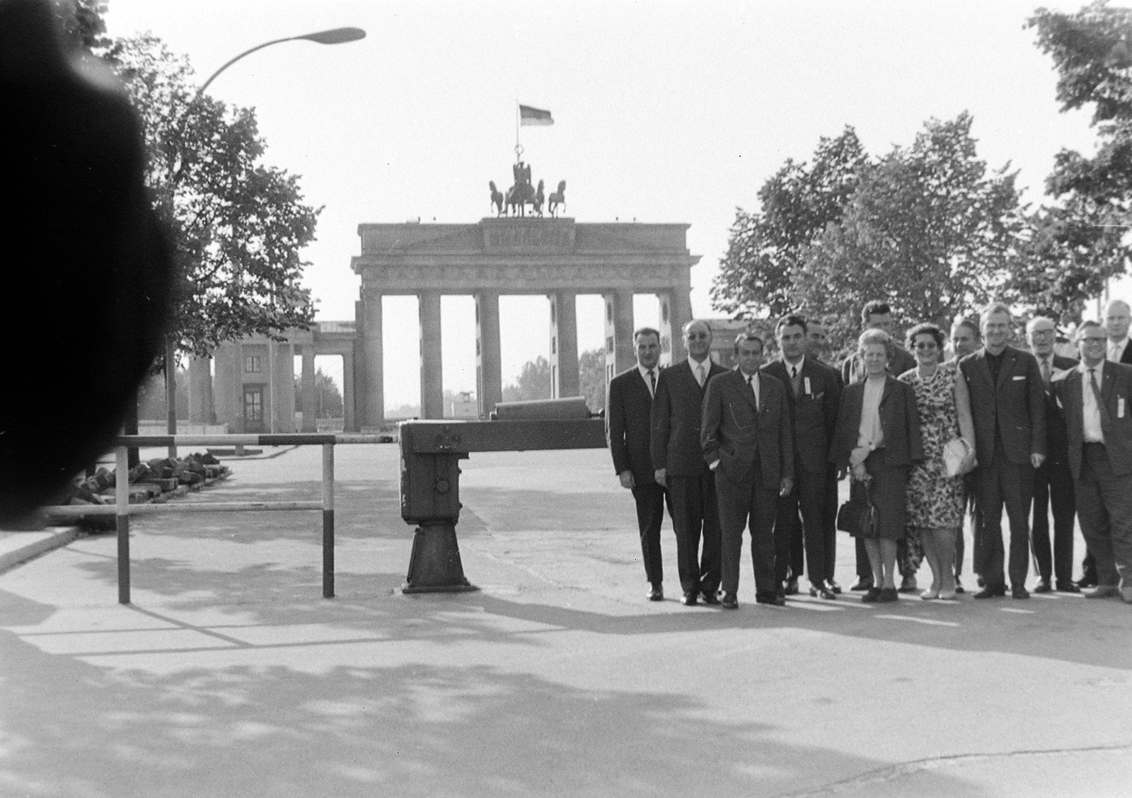 Germany, Berlin, Kelet-Berlin, a Brandenburgi kapu az Unter den Linden felől nézve., 1965, Fortepan, monument, tableau, GDR, East-Berlin, Neoclassical architecture, Carl Gotthard Langhans-design, Fortepan #8276