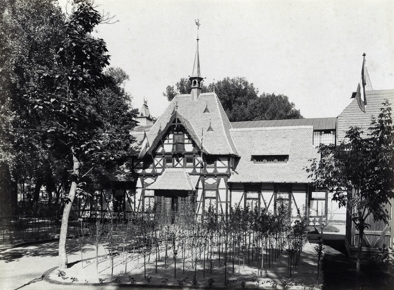 Magyarország, Városliget, Budapest XIV., "Millenniumi kiállítás: A Földművelésügyi Magy. Kir. Minisztérium Igazgatósági épülete. A felvétel 1896-ban készült." A kép forrását kérjük így adja meg: Fortepan / Budapest Főváros Levéltára. Levéltári jelzet: HU.BFL.XV.19.d.1.09.102, 1900, Budapest Főváros Levéltára / Klösz György fényképei, Klösz György, zászló, Budapest, Ezredéves Országos Kiállítás, Fortepan #82760