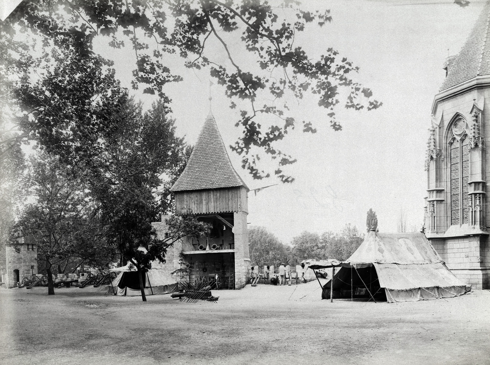 Hungary, Budapest XIV., "Millenniumi kiállítás: Történelmi csoport részlete a gótikus épületegyüttesnél. A felvétel 1896-ban készült." A kép forrását kérjük így adja meg: Fortepan / Budapest Főváros Levéltára. Levéltári jelzet: HU.BFL.XV.19.d.1.09.111, 1900, Budapest Főváros Levéltára / Klösz György fényképei, Klösz György, tent, tracery, Budapest, Millennium Exhibition, Fortepan #82769