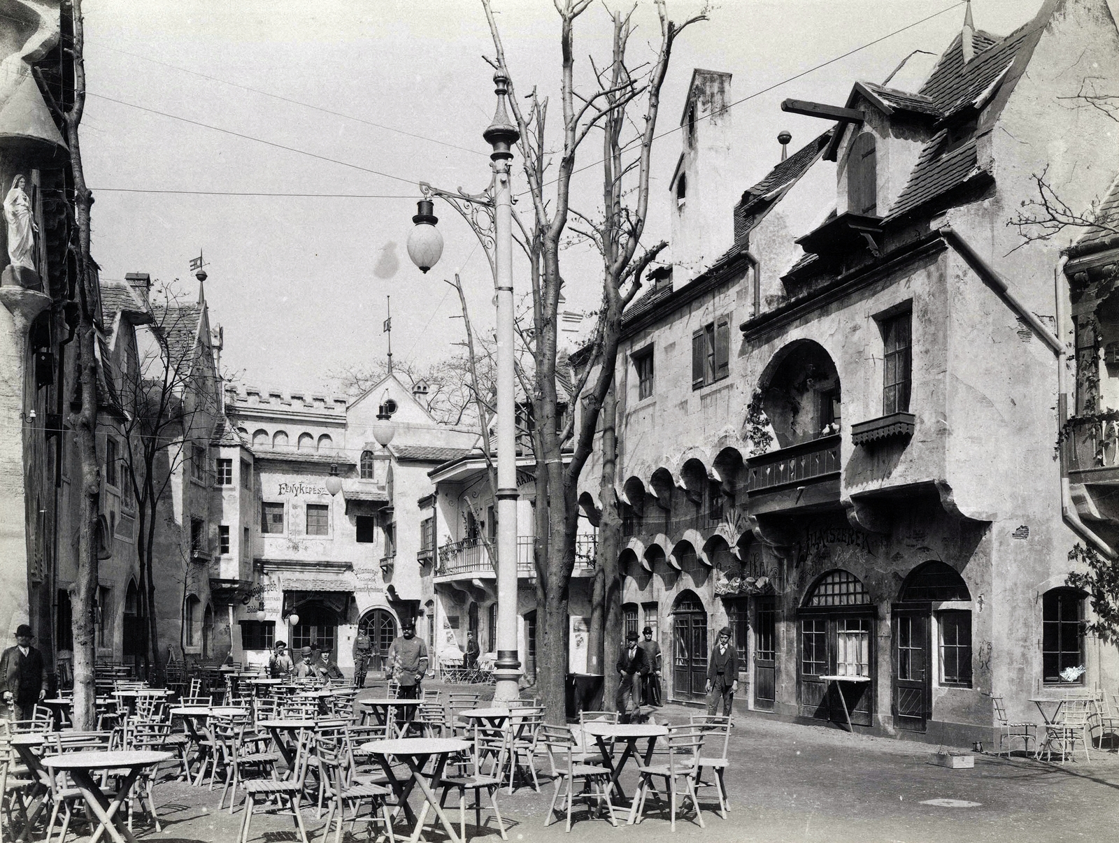 Magyarország, Városliget, Budapest XIV., "Millenniumi kiállítás: Az Ős-Budavára mulatókomplexum Nagykávéháza. A felvétel 1896-ban készült." A kép forrását kérjük így adja meg: Fortepan / Budapest Főváros Levéltára. Levéltári jelzet: HU.BFL.XV.19.d.1.09.115, 1900, Budapest Főváros Levéltára / Klösz György fényképei, Klösz György, lámpaoszlop, kávéház, Budapest, Ezredéves Országos Kiállítás, Best of, Fortepan #82773