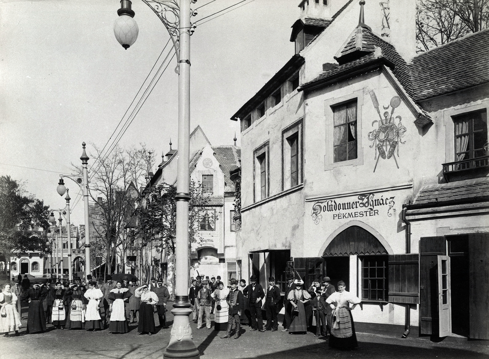 Hungary, Budapest XIV., "Millenniumi kiállítás: Az Ős-Budavára mulatókomplexum a Hárem személyzetével. A felvétel 1896-ban készült." A kép forrását kérjük így adja meg: Fortepan / Budapest Főváros Levéltára. Levéltári jelzet: HU.BFL.XV.19.d.1.09.119, 1900, Budapest Főváros Levéltára / Klösz György fényképei, Klösz György, baking man, bakery, Budapest, Millennium Exhibition, Fortepan #82777