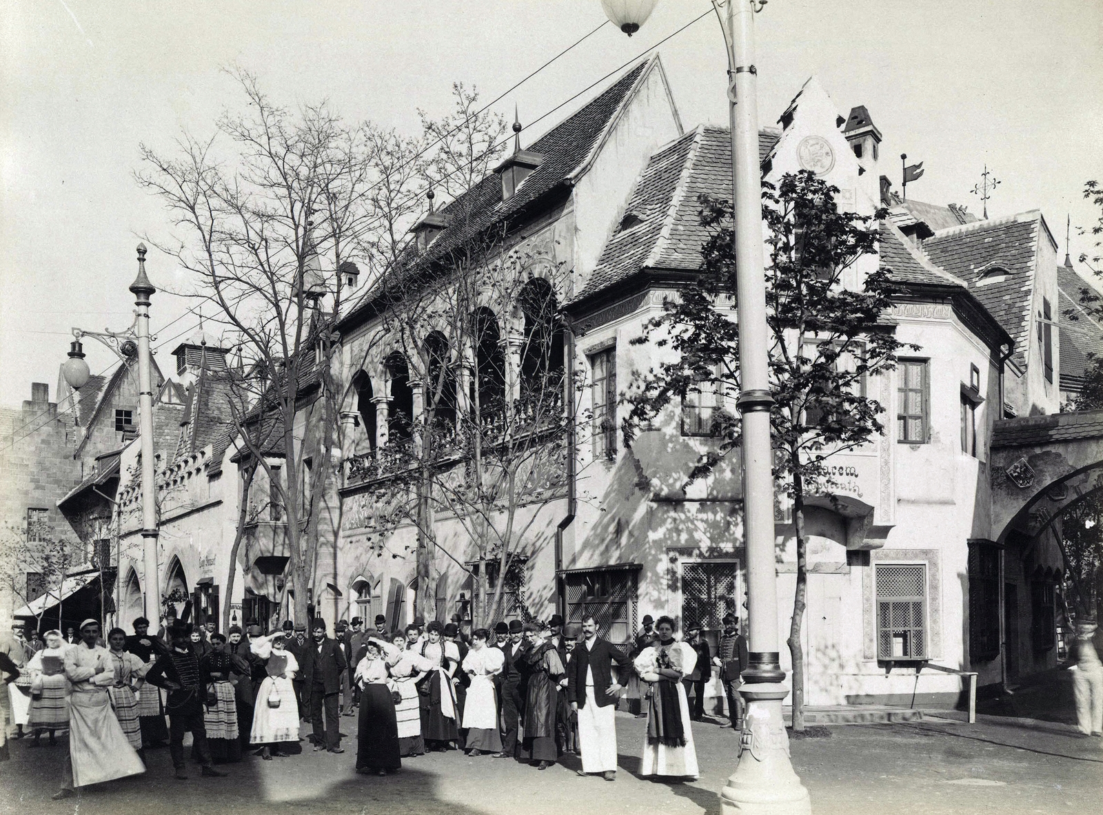 Magyarország, Városliget, Budapest XIV., "Millenniumi kiállítás: Az Ős-Budavára mulatókomplexum a Hárem személyzetével. A felvétel 1896-ban készült." A kép forrását kérjük így adja meg: Fortepan / Budapest Főváros Levéltára. Levéltári jelzet: HU.BFL.XV.19.d.1.09.123, 1900, Budapest Főváros Levéltára / Klösz György fényképei, Klösz György, Budapest, Ezredéves Országos Kiállítás, Fortepan #82781