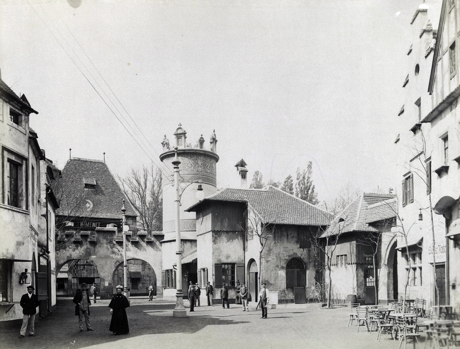Magyarország, Városliget, Budapest XIV., "Millenniumi kiállítás: Ős-Budavár kijárata. A felvétel 1896-ban készült." A kép forrását kérjük így adja meg: Fortepan / Budapest Főváros Levéltára. Levéltári jelzet: HU.BFL.XV.19.d.1.09.134, 1900, Budapest Főváros Levéltára / Klösz György fényképei, Klösz György, Budapest, Ezredéves Országos Kiállítás, Fortepan #82791