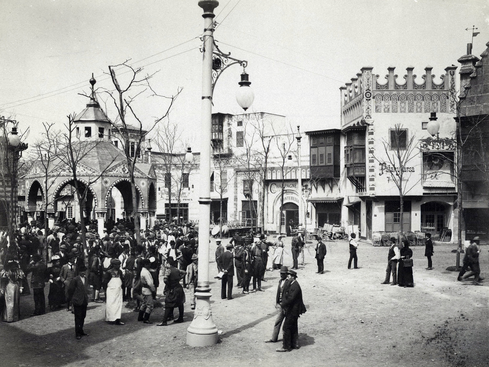 Magyarország, Városliget, Budapest XIV., "Millenniumi kiállítás: Az Ős-Budavár mulatókoplexum megnyitója. A felvétel 1896-ban készült." A kép forrását kérjük így adja meg: Fortepan / Budapest Főváros Levéltára. Levéltári jelzet: HU.BFL.XV.19.d.1.09.136, 1900, Budapest Főváros Levéltára / Klösz György fényképei, Klösz György, pezsgő, Budapest, Ezredéves Országos Kiállítás, Fortepan #82793