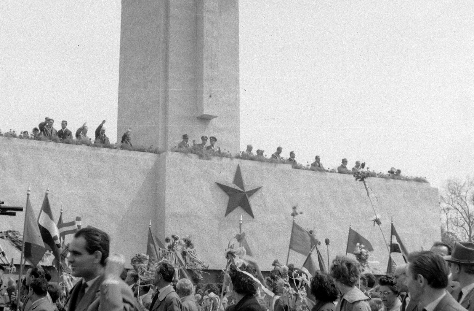 Hungary, Budapest XIV., Ötvenhatosok tere (Felvonulási tér), május 1-i felvonulás., 1964, Fortepan, flag, march, 1st of May parade, grandstand, Red Star, Budapest, Fortepan #828
