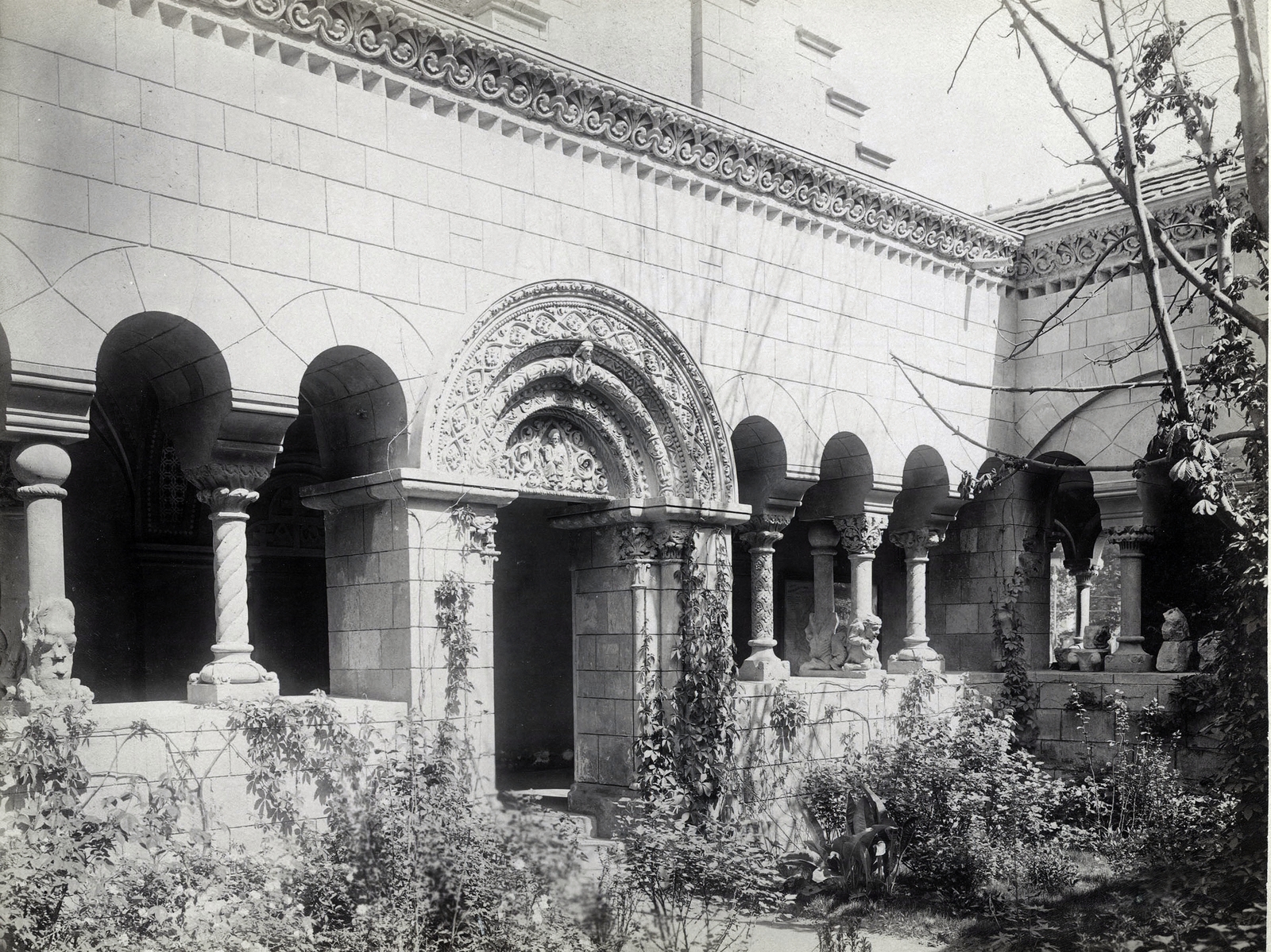 Hungary, Budapest XIV., a millenniumi kiállításra épített Történelmi Főcsoport román kori épületegyüttese, a Jáki kápolna melletti kerengő. A felvétel 1896-ban készült. A kép forrását kérjük így adja meg: 
Fortepan / Budapest Főváros Levéltára. Levéltári jelzet: HU.BFL.XV.19.d.1.09.156, 1900, Budapest Főváros Levéltára / Klösz György fényképei, Klösz György, Budapest, Millennium Exhibition, Fortepan #82808