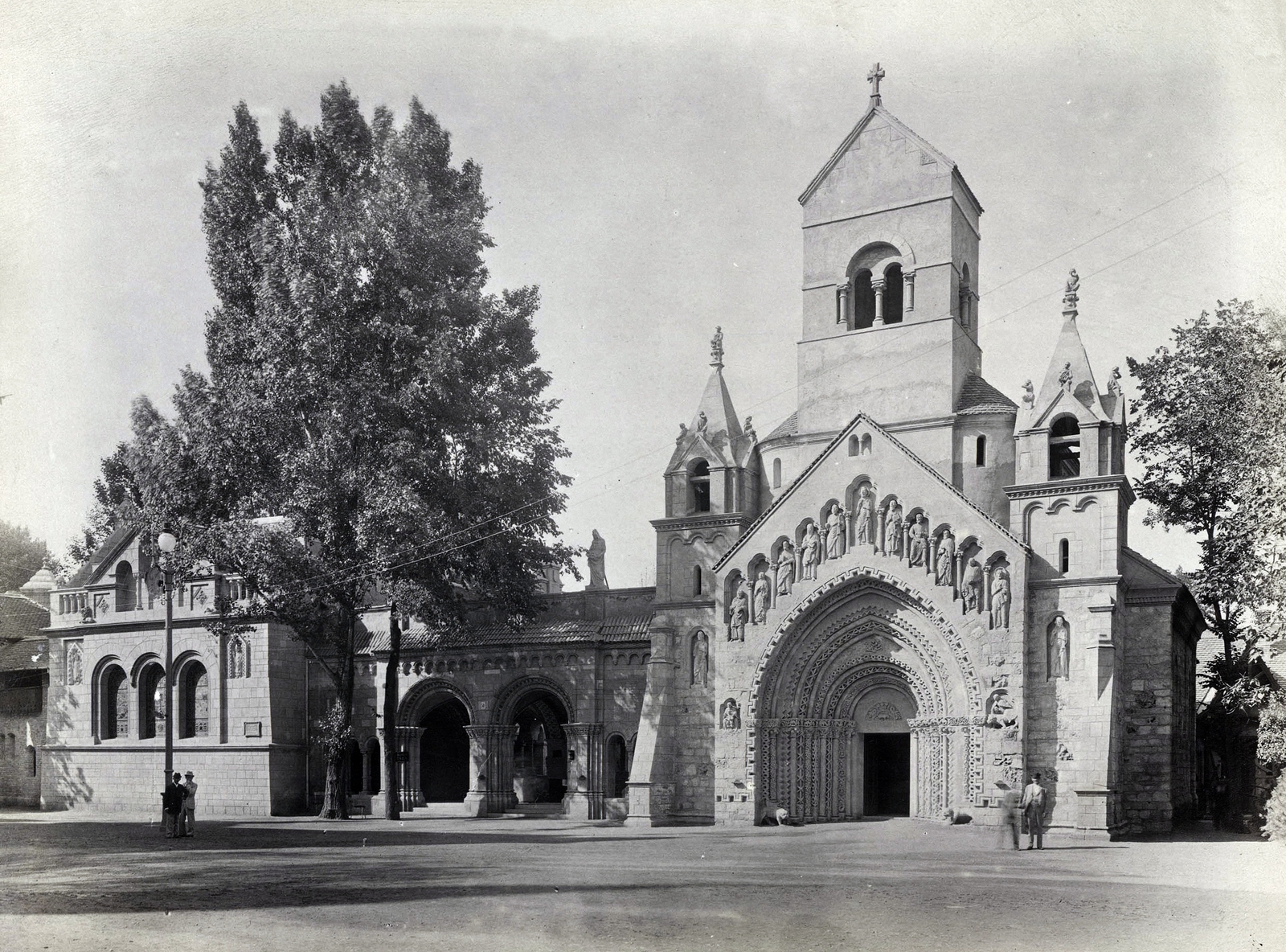 Magyarország, Városliget, Budapest XIV., a millenniumi kiállításra épített történelmi főcsoport román kori épületegyüttese, Jáki kápolna. A felvétel 1896-ban készült. A kép forrását kérjük így adja meg: Fortepan / Budapest Főváros Levéltára. Levéltári jelzet: HU.BFL.XV.19.d.1.09.157, 1900, Budapest Főváros Levéltára / Klösz György fényképei, Klösz György, Budapest, Ezredéves Országos Kiállítás, Fortepan #82809