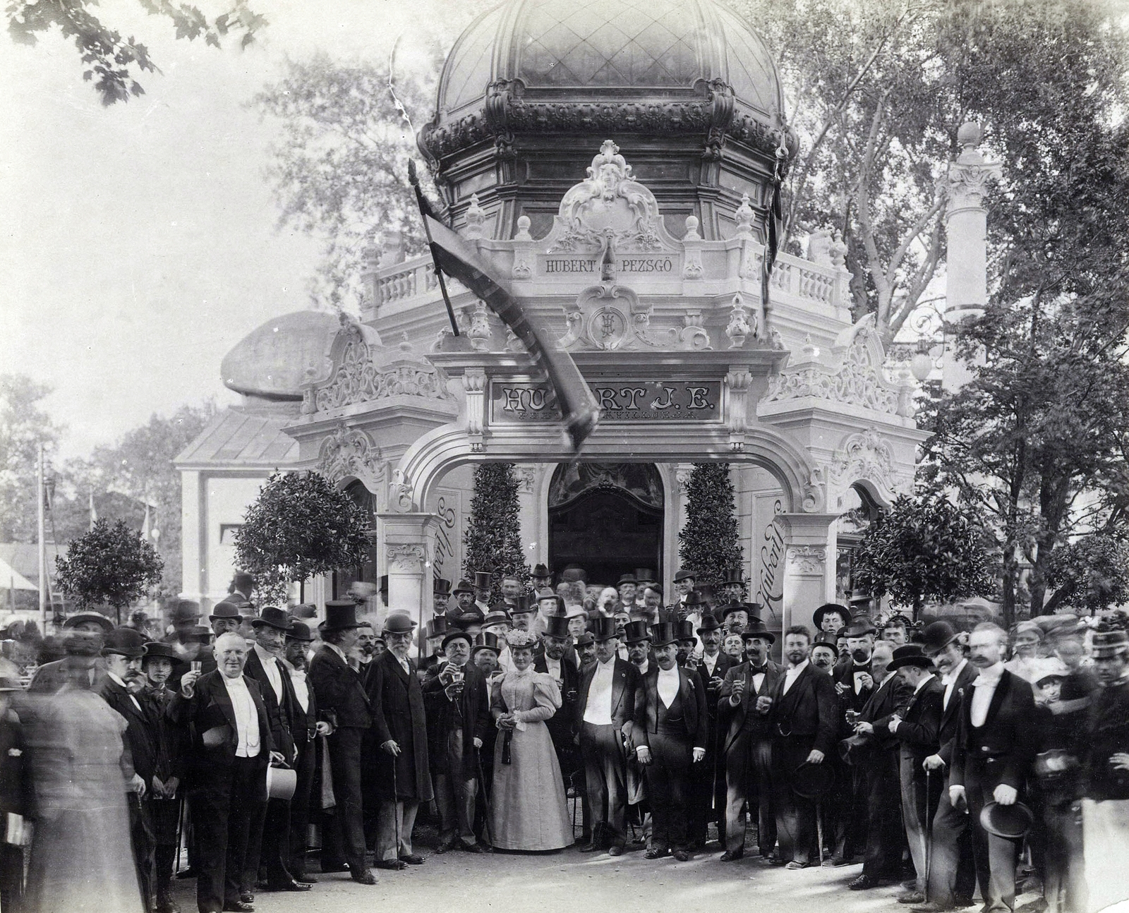 Hungary, Budapest XIV., Millenniumi kiállítás: a Hubert pezsgógyár tagjai a pavilonjuk előtt. A felvétel 1896-ban készült. A kép forrását kérjük így adja meg: Fortepan / Budapest Főváros Levéltára. Levéltári jelzet: HU.BFL.XV.19.d.1.09.158, 1900, Budapest Főváros Levéltára / Klösz György fényképei, Klösz György, champagne, Budapest, Millennium Exhibition, sparkling wine, Hubert J. E.-brand, Best of, Fortepan #82810