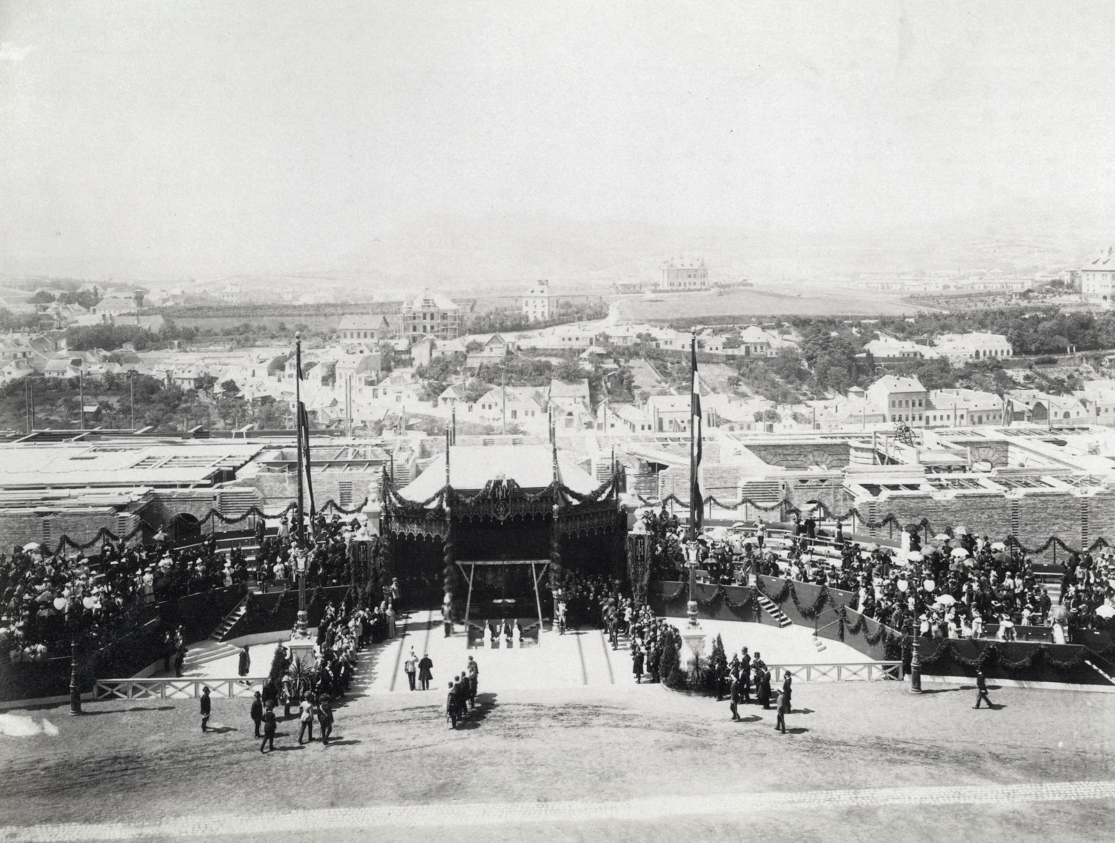 Magyarország, budai Vár, Budapest I., "Millenniumi kiállítás: Az új Királyi Palota (később Budavári Palota) alapkőletétele szemben a Naphegy panorámájával. A felvétel 1896. június 6-án készült." A kép forrását kérjük így adja meg: Fortepan / Budapest Főváros Levéltára. Levéltári jelzet: HU.BFL.XV.19.d.1.09.167, 1900, Budapest Főváros Levéltára / Klösz György fényképei, Klösz György, Budapest, Ezredéves Országos Kiállítás, Fortepan #82815