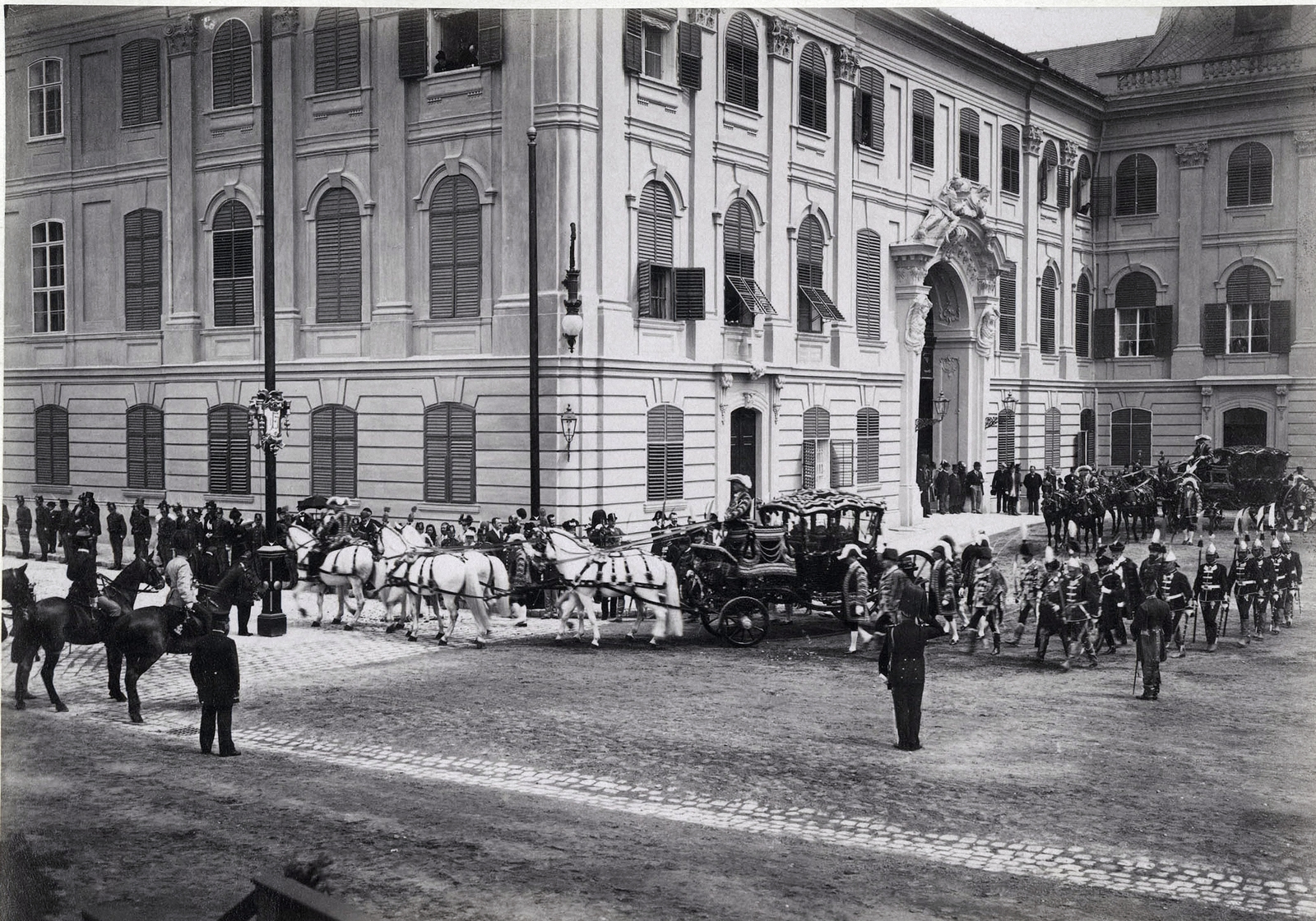 Magyarország, budai Vár, Budapest I., "Millenniumi kiállítás: A Szent Korona átvitele a Zsigmond kápolna feletti koronateremből a Mátyás templomba. A felvétel 1896. június 5-én készült." A kép forrását kérjük így adja meg: Fortepan / Budapest Főváros Levéltára. Levéltári jelzet: HU.BFL.XV.19.d.1.09.175, 1900, Budapest Főváros Levéltára / Klösz György fényképei, Klösz György, Budapest, Ezredéves Országos Kiállítás, Fortepan #82823