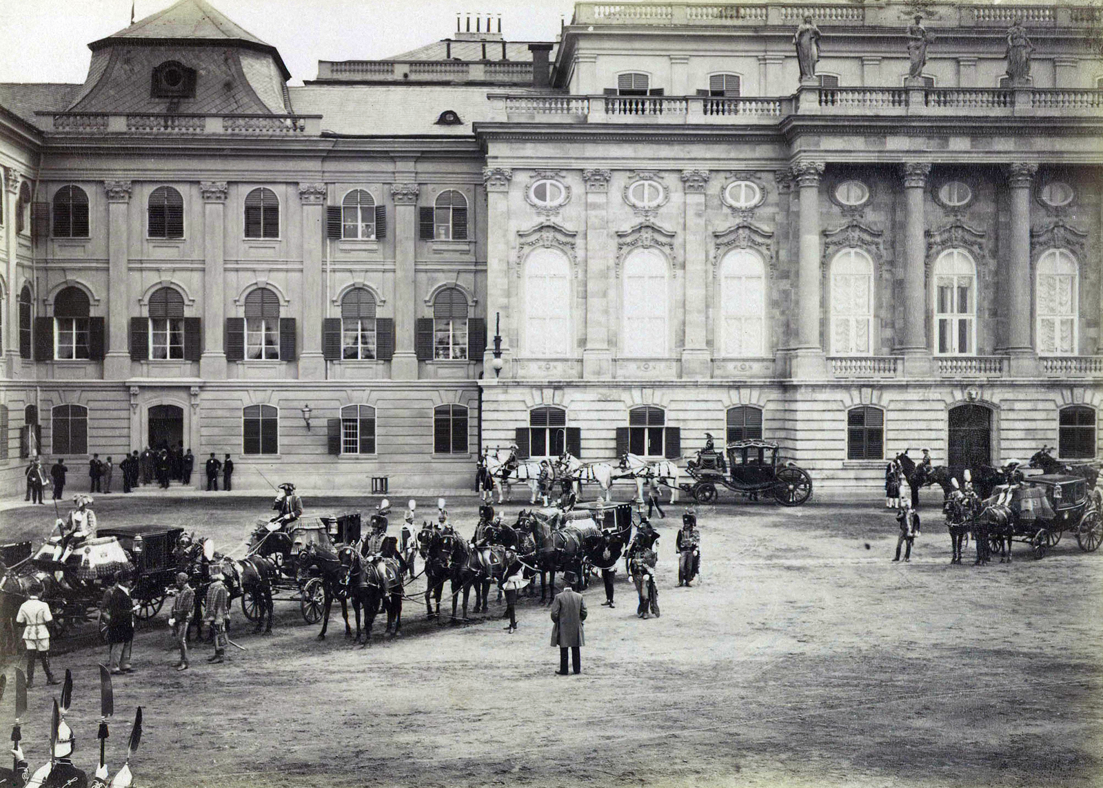 Magyarország, budai Vár, Budapest I., "Millenniumi kiállítás: A Szent Korona átvitele a Zsigmond kápolna feletti koronateremből a Mátyás templomba. A felvétel 1896. június 5-én készült." A kép forrását kérjük így adja meg: Fortepan / Budapest Főváros Levéltára. Levéltári jelzet: HU.BFL.XV.19.d.1.09.176, 1900, Budapest Főváros Levéltára / Klösz György fényképei, Klösz György, Budapest, Ezredéves Országos Kiállítás, Fortepan #82824