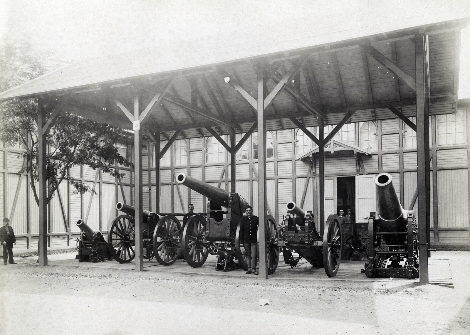 Hungary, Budapest XIV., "Millenniumi kiállítás: A közös hadsereg tűzőrségi pavilonja melletti ágyúk. A felvétel 1896-ban készült." A kép forrását kérjük így adja meg: Fortepan / Budapest Főváros Levéltára. Levéltári jelzet: HU.BFL.XV.19.d.1.09.181, 1900, Budapest Főváros Levéltára / Klösz György fényképei, Klösz György, cannon, Budapest, Millennium Exhibition, Fortepan #82829