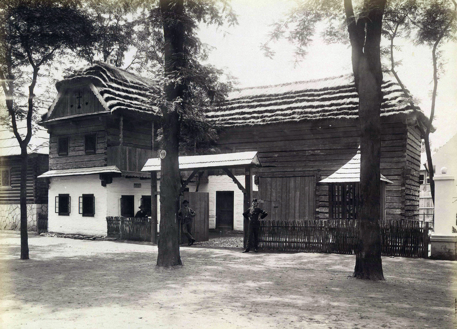 Hungary, Budapest XIV., "Millenniumi kiállítás: A Nyitra megyei handlovai ház (Néprajzi Falu). A felvétel 1896-ban készült." A kép forrását kérjük így adja meg: Fortepan / Budapest Főváros Levéltára. Levéltári jelzet: HU.BFL.XV.19.d.1.09.184, 1900, Budapest Főváros Levéltára / Klösz György fényképei, Klösz György, Budapest, Millennium Exhibition, vernacular architecture, farmhouse, Fortepan #82832