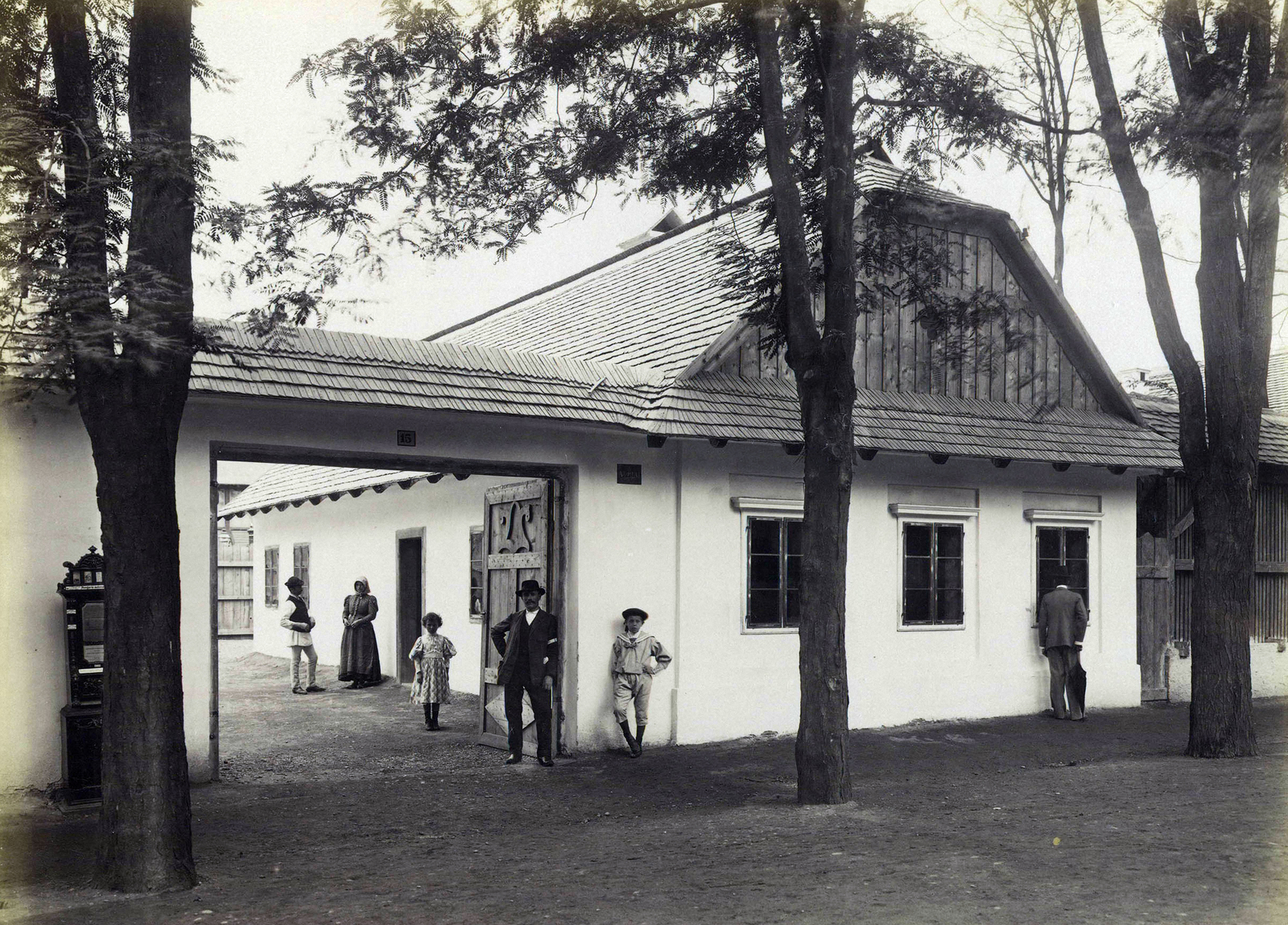 Magyarország, Városliget, Budapest XIV., "Millenniumi kiállítás: Abaúj-Torna megyei metzenzéfi ház (Néprajzi Falu). A felvétel 1896-ban készült." A kép forrását kérjük így adja meg: Fortepan / Budapest Főváros Levéltára. Levéltári jelzet: HU.BFL.XV.19.d.1.09.185, 1900, Budapest Főváros Levéltára / Klösz György fényképei, Klösz György, Budapest, Ezredéves Országos Kiállítás, népi építészet, parasztház, zsindely, Fortepan #82833