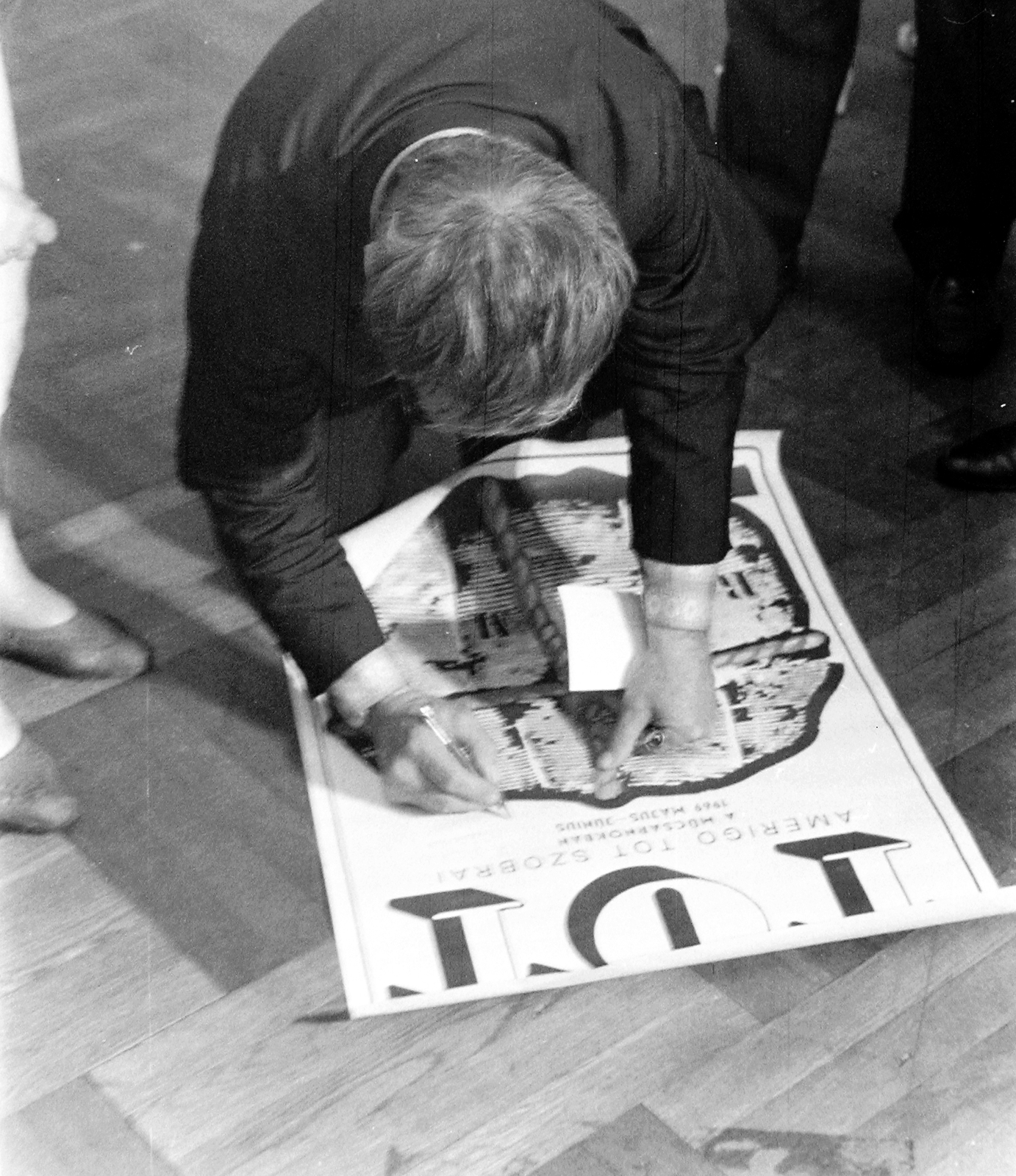 Magyarország, Budapest XIV., Műcsarnok, Amerigo Tot (Tóth Imre) a szobrászművész dedikálja kiállításának plakátját., 1969, Fortepan, plakát, Budapest, dedikálás, Fortepan #8284