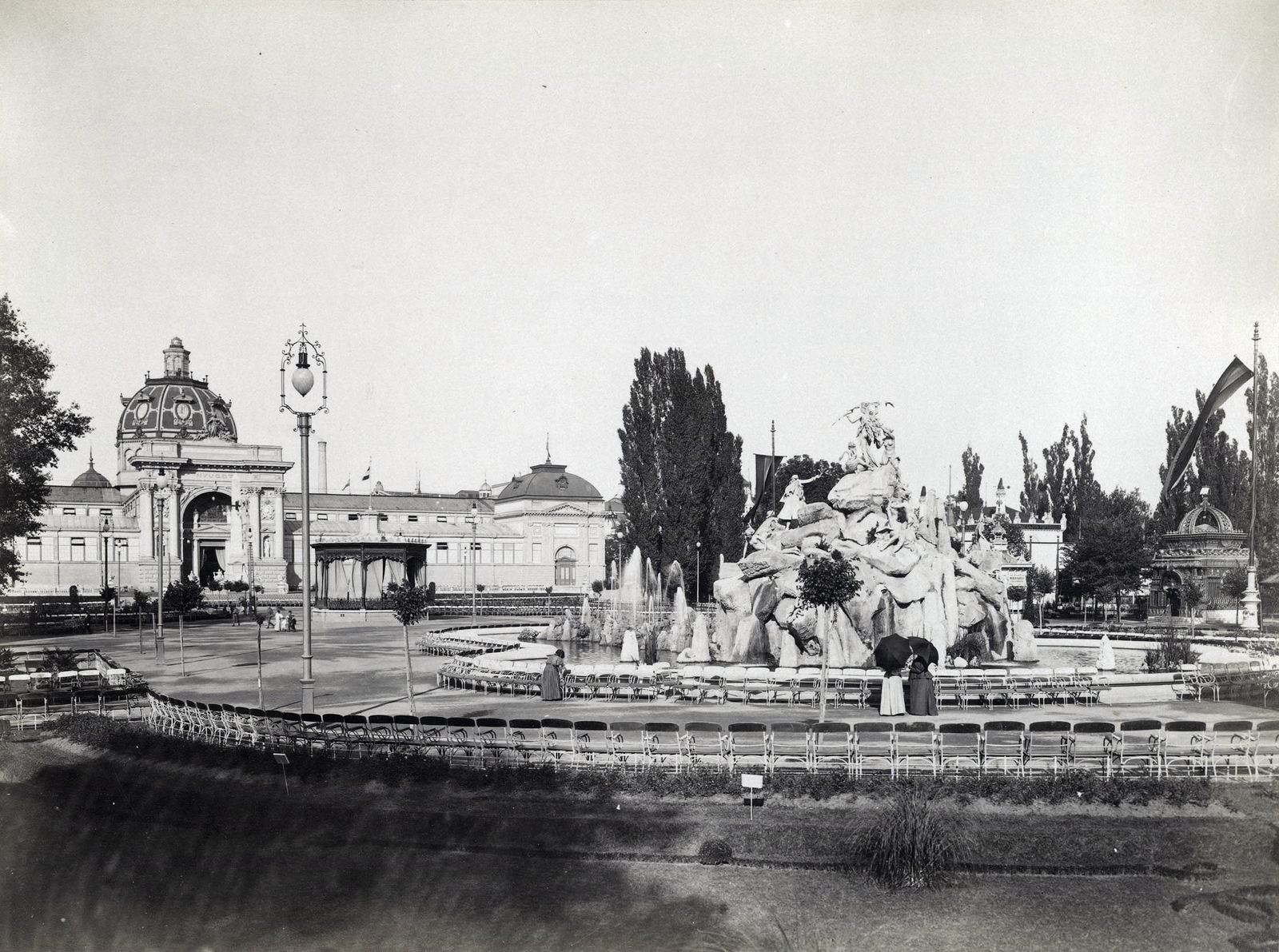 Hungary, Budapest XIV., Millenniumi kiállítás: Mátrai Lajos György szobrászművész alkotása, a Sió tündér regéje szoborcsoport és szökőkút az Iparcsarnok előtt. A felvétel 1896-ban készült. A kép forrását kérjük így adja meg: Fortepan / Budapest Főváros Levéltára. Levéltári jelzet: HU.BFL.XV.19.d.1.09.198, 1900, Budapest Főváros Levéltára / Klösz György fényképei, Klösz György, fountain, Budapest, Millennium Exhibition, Christian Ulrich-design, Fortepan #82846