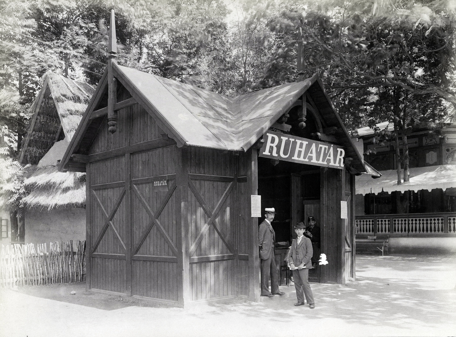 Hungary, Budapest XIV., "Millenniumi kiállítás: Ruhatári pavilon. A felvétel 1896-ban készült." A kép forrását kérjük így adja meg: Fortepan / Budapest Főváros Levéltára. Levéltári jelzet: HU.BFL.XV.19.d.1.09.199, 1900, Budapest Főváros Levéltára / Klösz György fényképei, Klösz György, cloakroom, Budapest, Millennium Exhibition, Fortepan #82847
