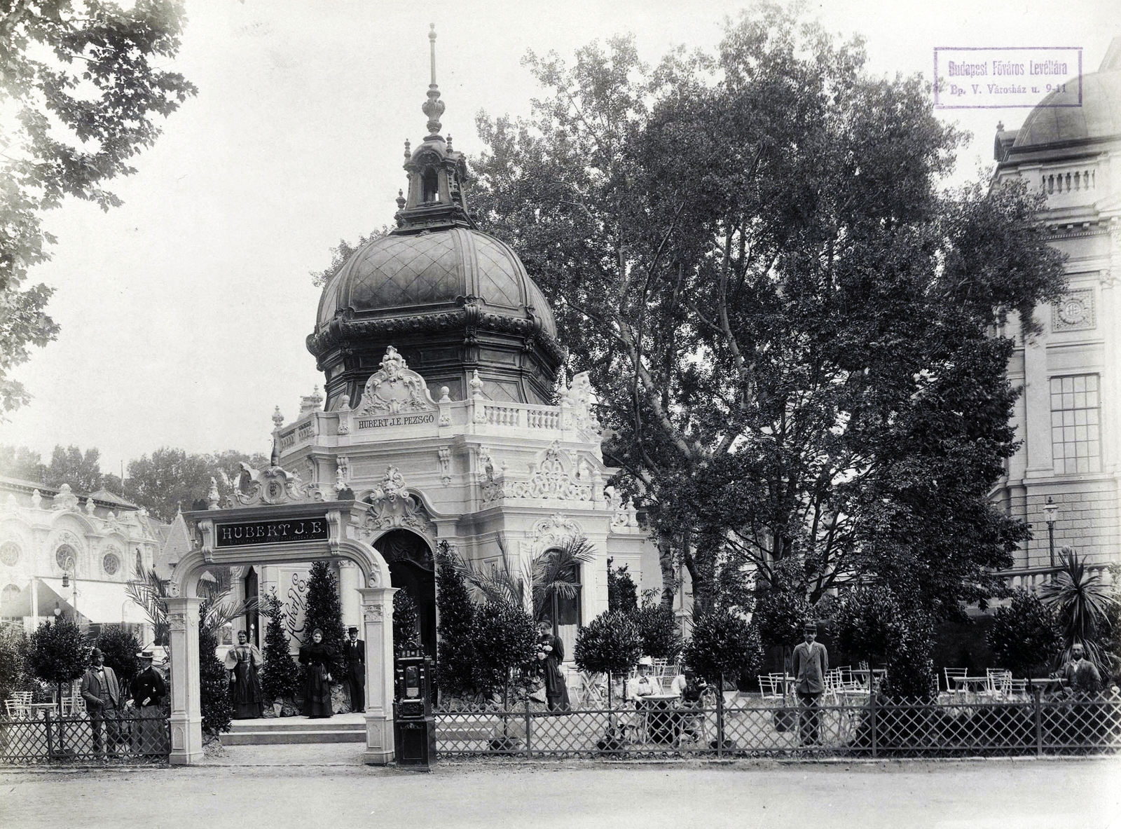 Magyarország, Városliget, Budapest XIV., Millenniumi kiállítás: a Hubert pezsgőgyár pavilonja. A felvétel 1896-ban készült. A kép forrását kérjük így adja meg: Fortepan / Budapest Főváros Levéltára. Levéltári jelzet: HU.BFL.XV.19.d.1.10.011, 1900, Budapest Főváros Levéltára / Klösz György fényképei, Klösz György, pezsgő, Budapest, Ezredéves Országos Kiállítás, Habzóbor, Hubert J. E.-márka, Fortepan #82860