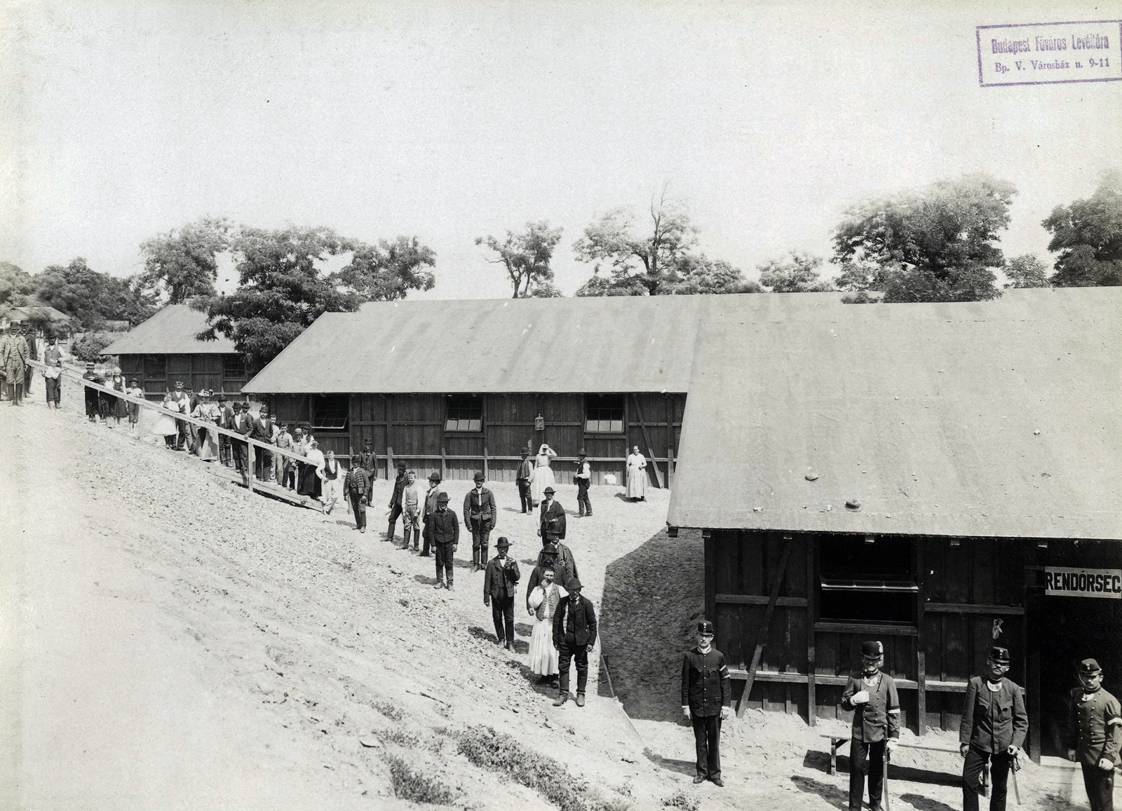 Hungary, Budapest XIV., Gizella út, a Millenniumi kiállítás látogatóinak elszállásolására épült barakktelep. A felvétel 1896-ban készült. A kép forrását kérjük így adja meg: Fortepan / Budapest Főváros Levéltára. Levéltári jelzet: HU.BFL.XV.19.d.1.10.020, 1900, Budapest Főváros Levéltára / Klösz György fényképei, Klösz György, police station, Budapest, Millennium Exhibition, Fortepan #82869