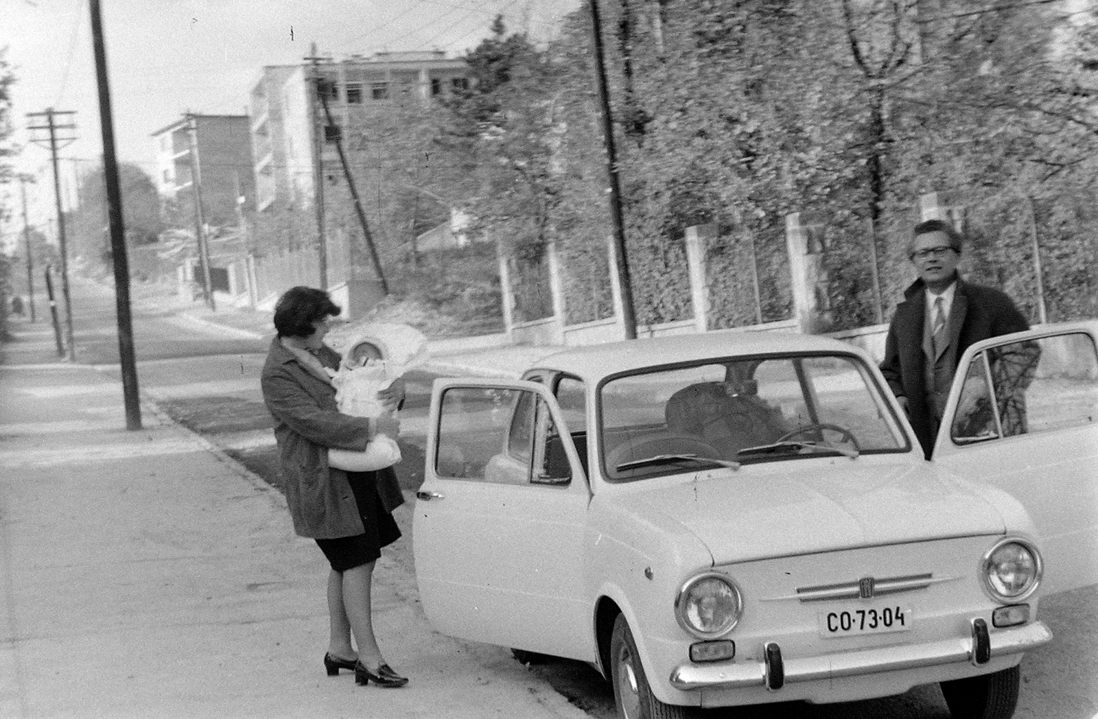 Magyarország, Budapest II., Fillér utca, jobbra a Lévay utca sarok., 1970, Fortepan, család, Fiat-márka, olasz gyártmány, légvezeték, csecsemő, automobil, rendszám, Fiat 850, Budapest, babaágynemű, kézben tartani, Fortepan #8287