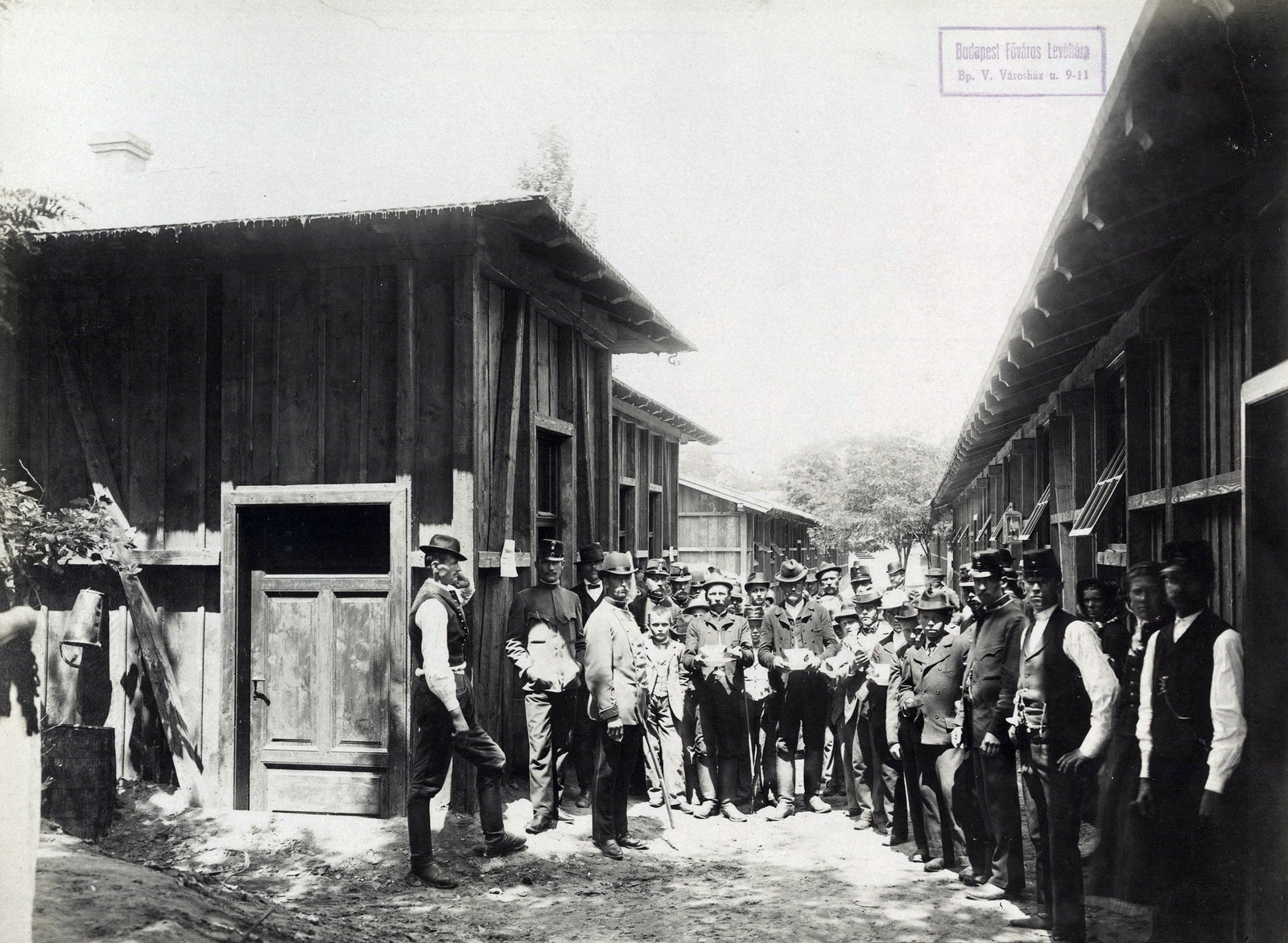 Hungary, Budapest XIV., Gizella út, a Millenniumi kiállítás látogatóinak elszállásolására épült barakktelep, várakozó munkások a konyha előtt. A felvétel 1896-ban készült. A kép forrását kérjük így adja meg: Fortepan / Budapest Főváros Levéltára. Levéltári jelzet: HU.BFL.XV.19.d.1.10.033, 1900, Budapest Főváros Levéltára / Klösz György fényképei, Klösz György, Budapest, Millennium Exhibition, Fortepan #82882