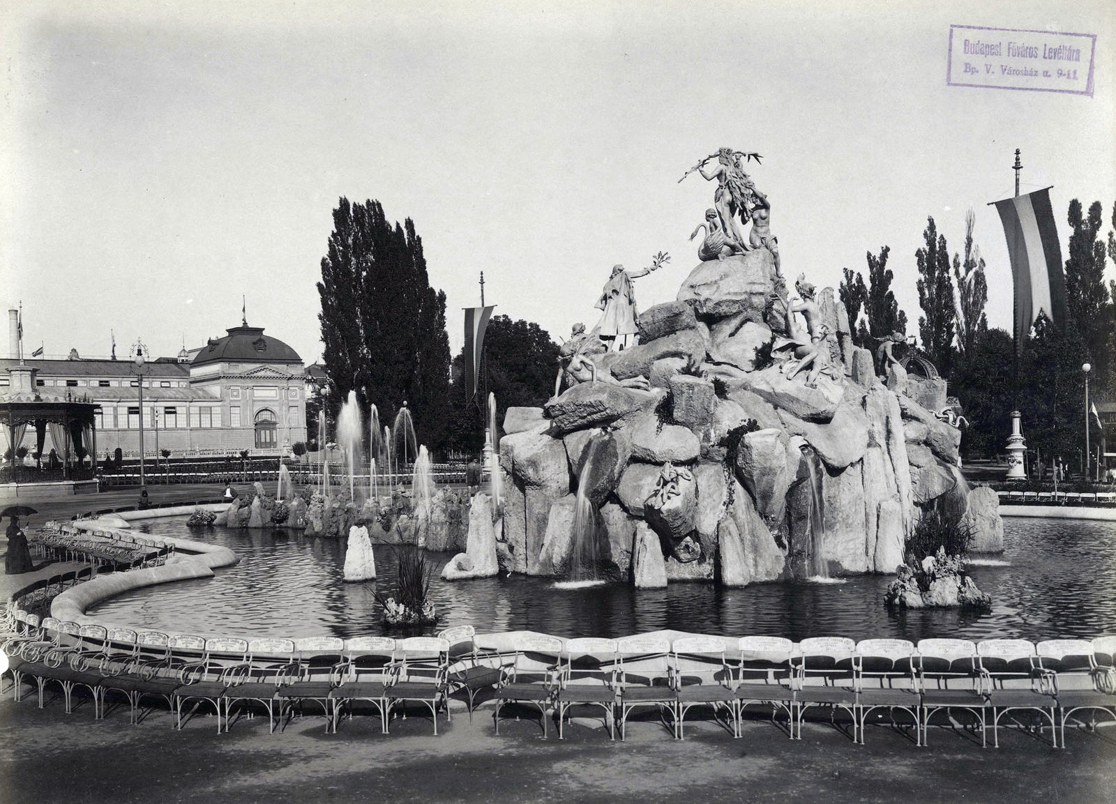 Hungary, Budapest XIV., Millenniumi kiállítás: Mátrai Lajos György szobrászművész alkotása, a Sió tündér regéje szoborcsoport és szökőkút, balra az Iparcsarnok. A felvétel 1896-ban készült. A felvétel 1896-ban készült. A kép forrását kérjük így adja meg: Fortepan / Budapest Főváros Levéltára. Levéltári jelzet: HU.BFL.XV.19.d.1.10.057, 1900, Budapest Főváros Levéltára / Klösz György fényképei, Klösz György, fountain, flag, Budapest, Millennium Exhibition, Christian Ulrich-design, Fortepan #82899