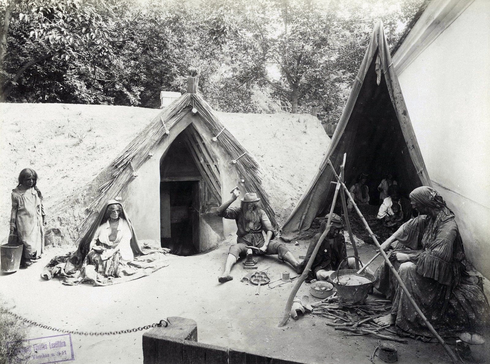 Magyarország, Városliget, Budapest XIV., "Millenniumi kiállítás: Cigánysátrak (életkép). A felvétel 1896-ban készült." A kép forrását kérjük így adja meg: Fortepan / Budapest Főváros Levéltára. Levéltári jelzet: HU.BFL.XV.19.d.1.10.059, 1900, Budapest Főváros Levéltára / Klösz György fényképei, Klösz György, sátor, cigányság, Budapest, Ezredéves Országos Kiállítás, Fortepan #82901