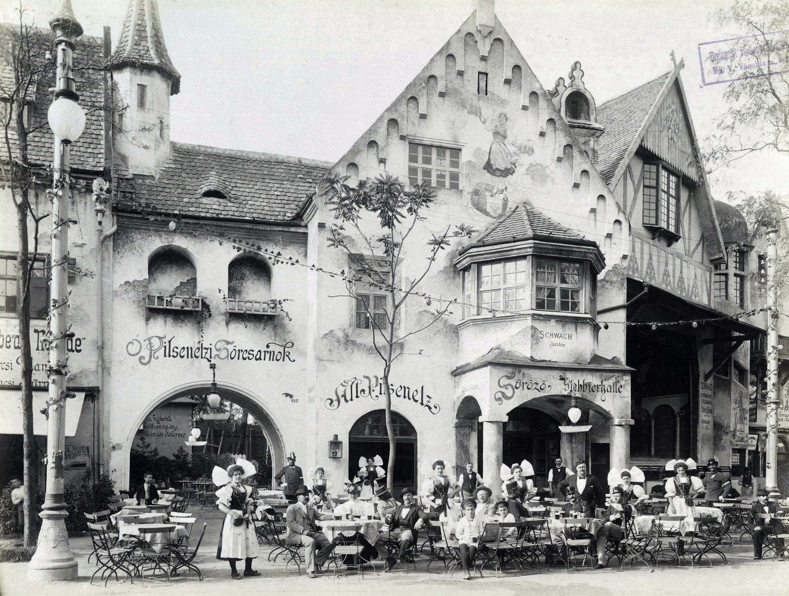 Hungary, Budapest XIV., a millenniumi ünnepségek alkalmával létrehozott új szórakoztató negyed, az Ős-Budavára. A Pilseni sörcsarnok és személyzete. A felvétel 1896-ban készült. A kép forrását kérjük így adja meg: Fortepan / Budapest Főváros Levéltára. Levéltári jelzet: HU.BFL.XV.19.d.1.10.063, 1900, Budapest Főváros Levéltára / Klösz György fényképei, Klösz György, folk costume, Budapest, Millennium Exhibition, Best of, Fortepan #82904