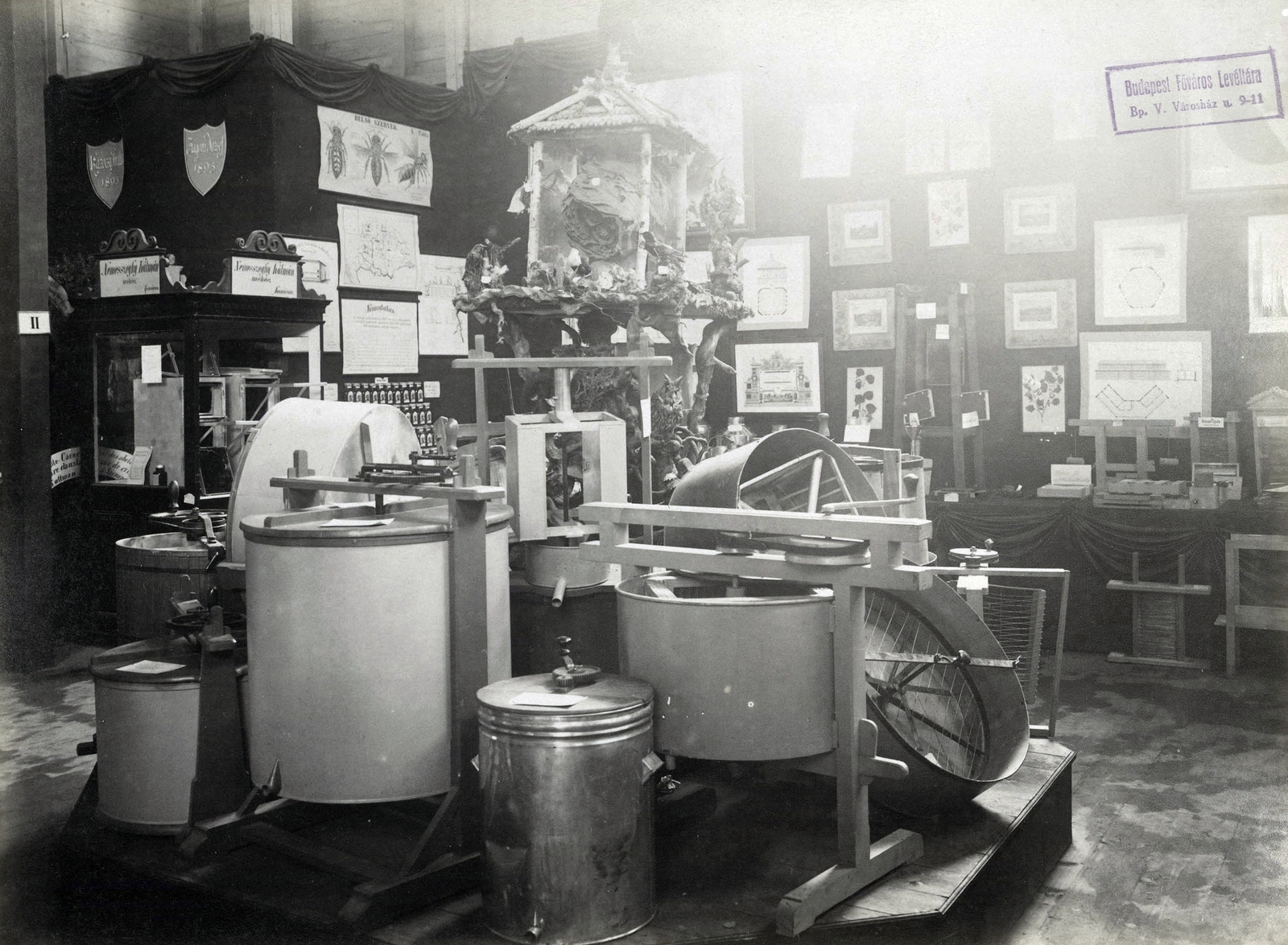 Hungary, Budapest XIV., "Millenniumi kiállítás: Méhészkedéssel kapcsolatos eszközök. A felvétel 1896-ban készült." A kép forrását kérjük így adja meg: Fortepan / Budapest Főváros Levéltára. Levéltári jelzet: HU.BFL.XV.19.d.1.10.075, 1900, Budapest Főváros Levéltára / Klösz György fényképei, Klösz György, apiary, Budapest, Millennium Exhibition, Fortepan #82916