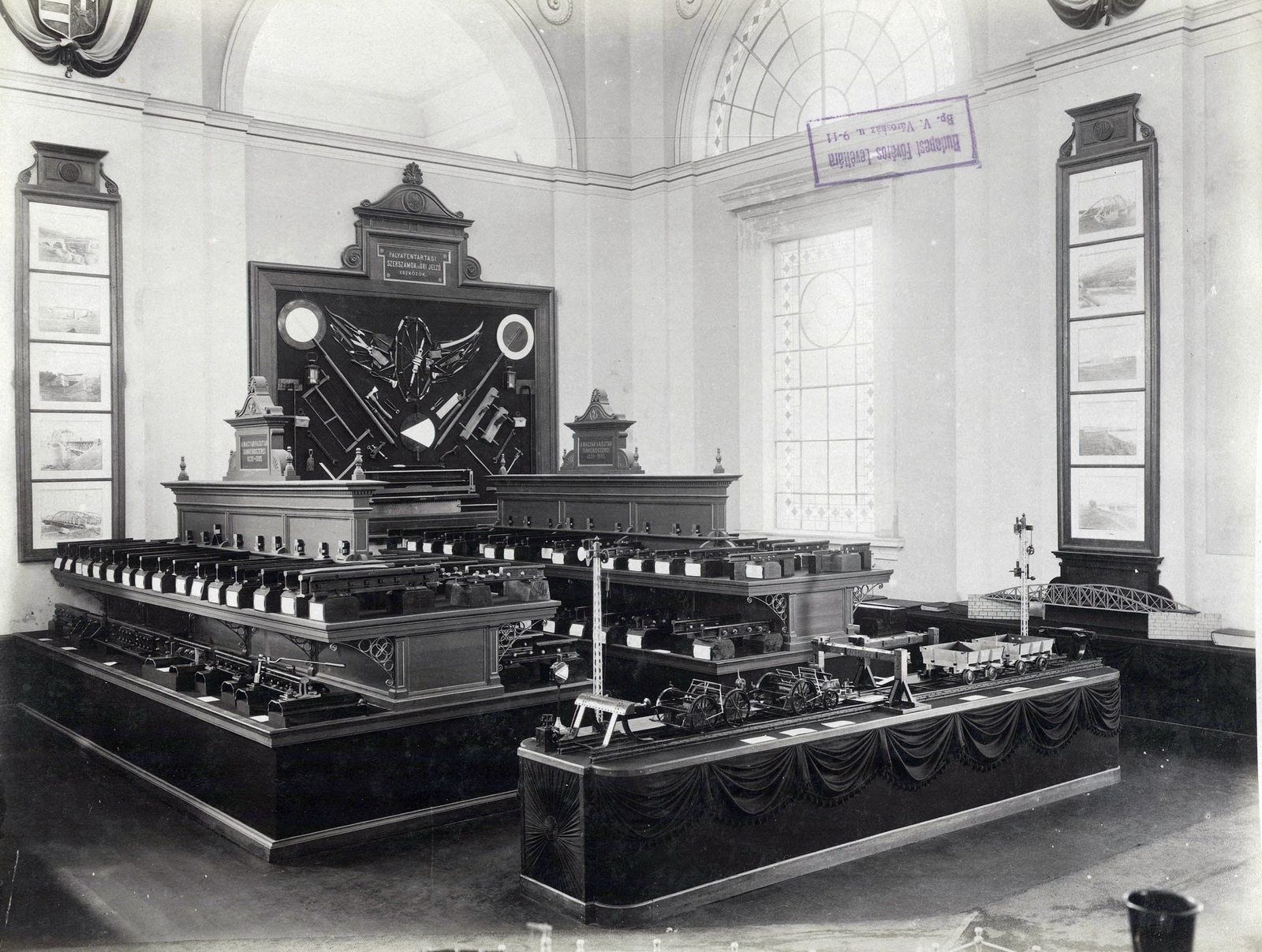 Hungary, Budapest XIV., "Millenniumi kiállítás: Magyar Államvasutak pavilonja (Iparcsarnok) - Magyar Államvasúti és Közlekedési csarnok. A felvétel 1896-ban készült." A kép forrását kérjük így adja meg: Fortepan / Budapest Főváros Levéltára. Levéltári jelzet: HU.BFL.XV.19.d.1.10.095, 1900, Budapest Főváros Levéltára / Klösz György fényképei, Klösz György, Hungarian Railways, flag, Budapest, national emblem, Millennium Exhibition, Fortepan #82934